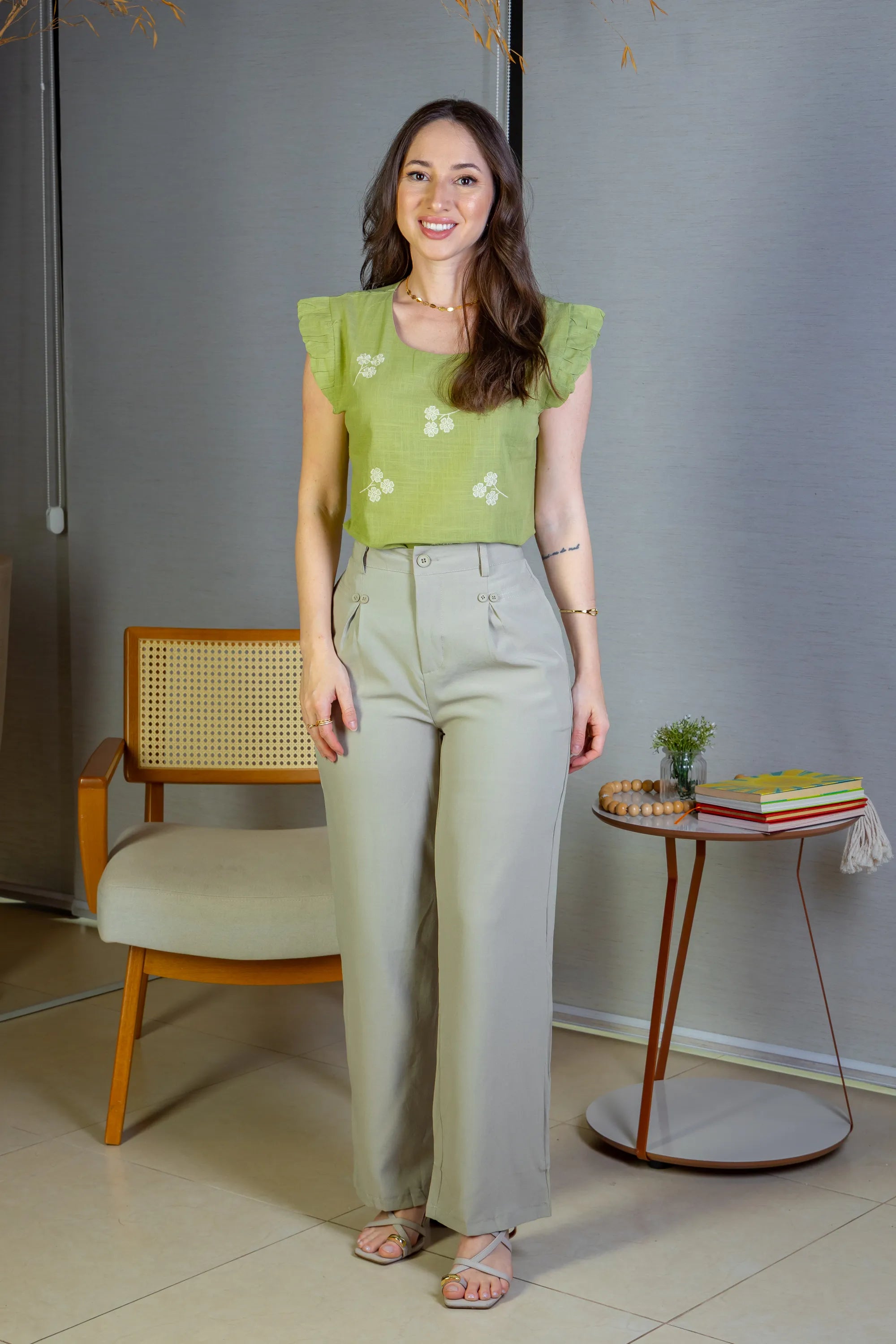 Calça Pantalona Detalhe Botões Crepe Alfaiataria Larissa Verde