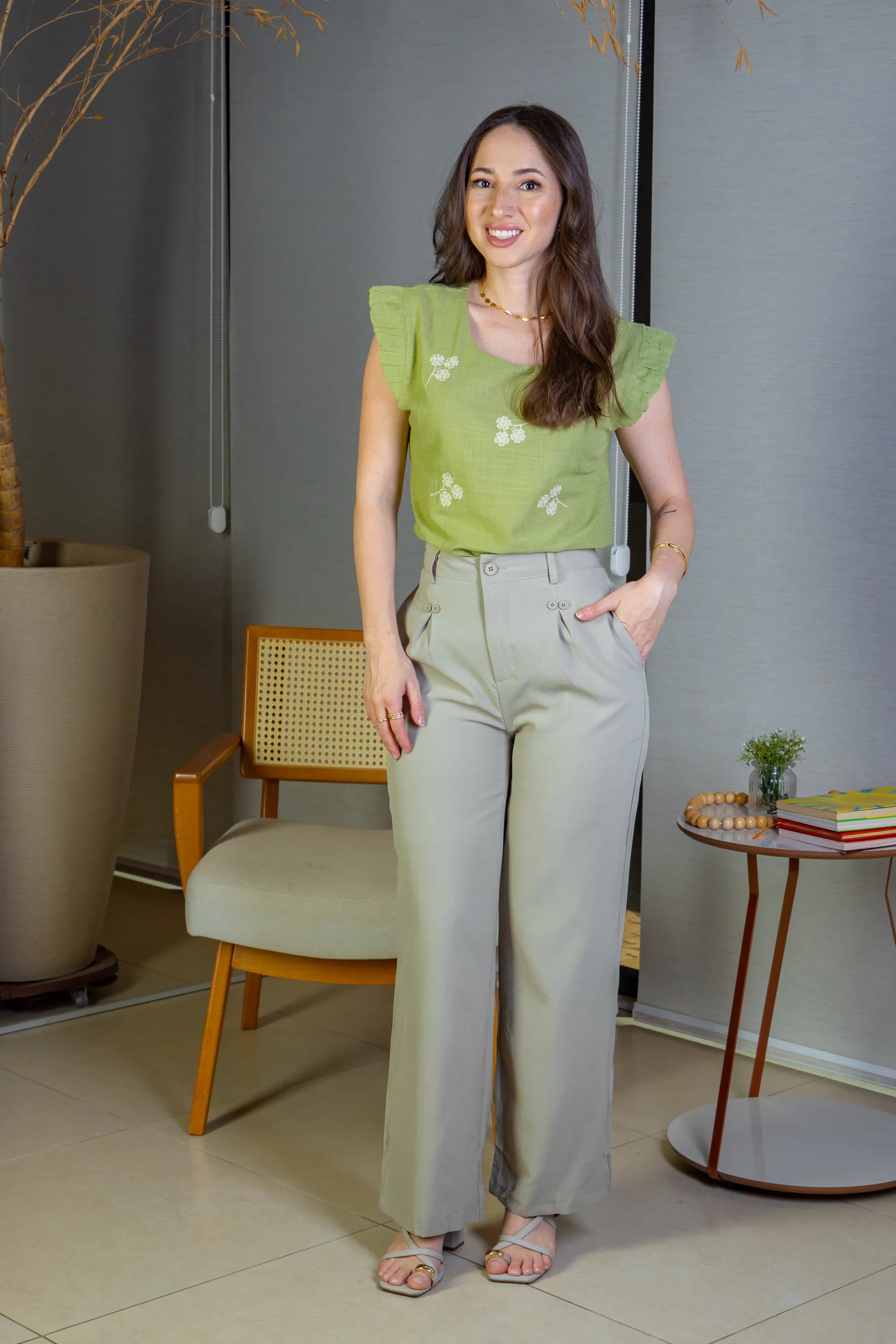 Calça Pantalona Detalhe Botões Crepe Alfaiataria Larissa Verde