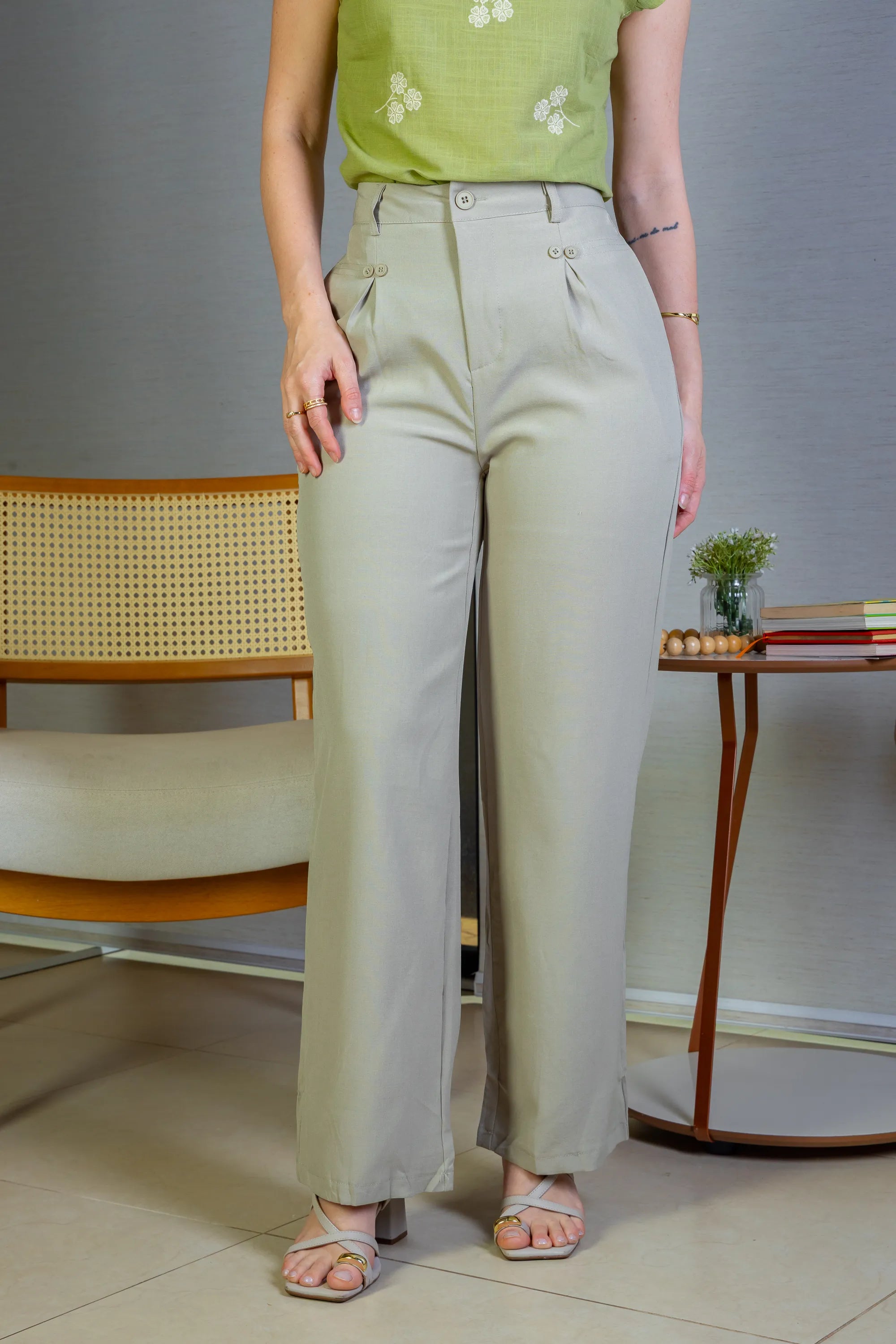 Calça Pantalona Detalhe Botões Crepe Alfaiataria Larissa Verde