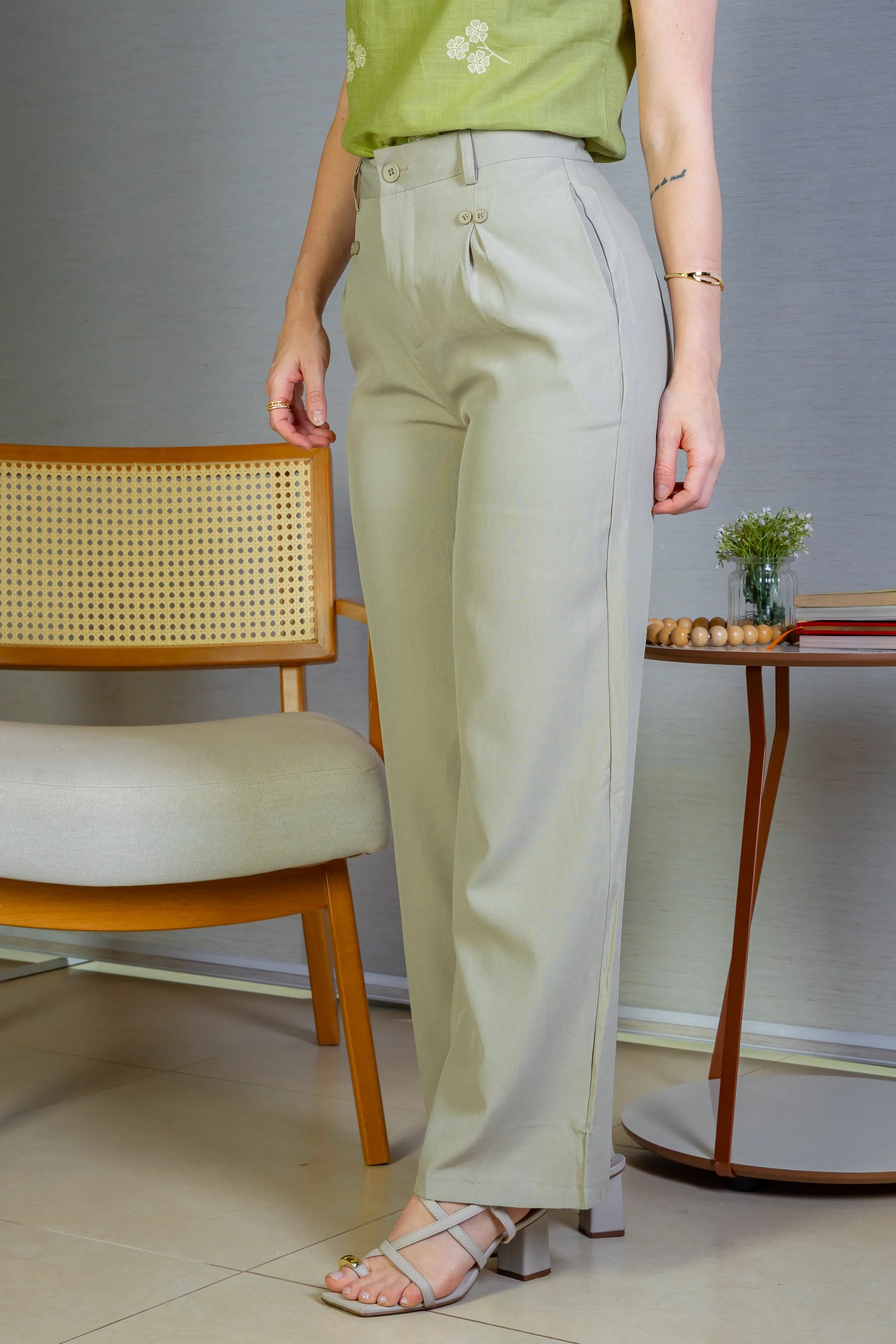 Calça Pantalona Detalhe Botões Crepe Alfaiataria Larissa Verde