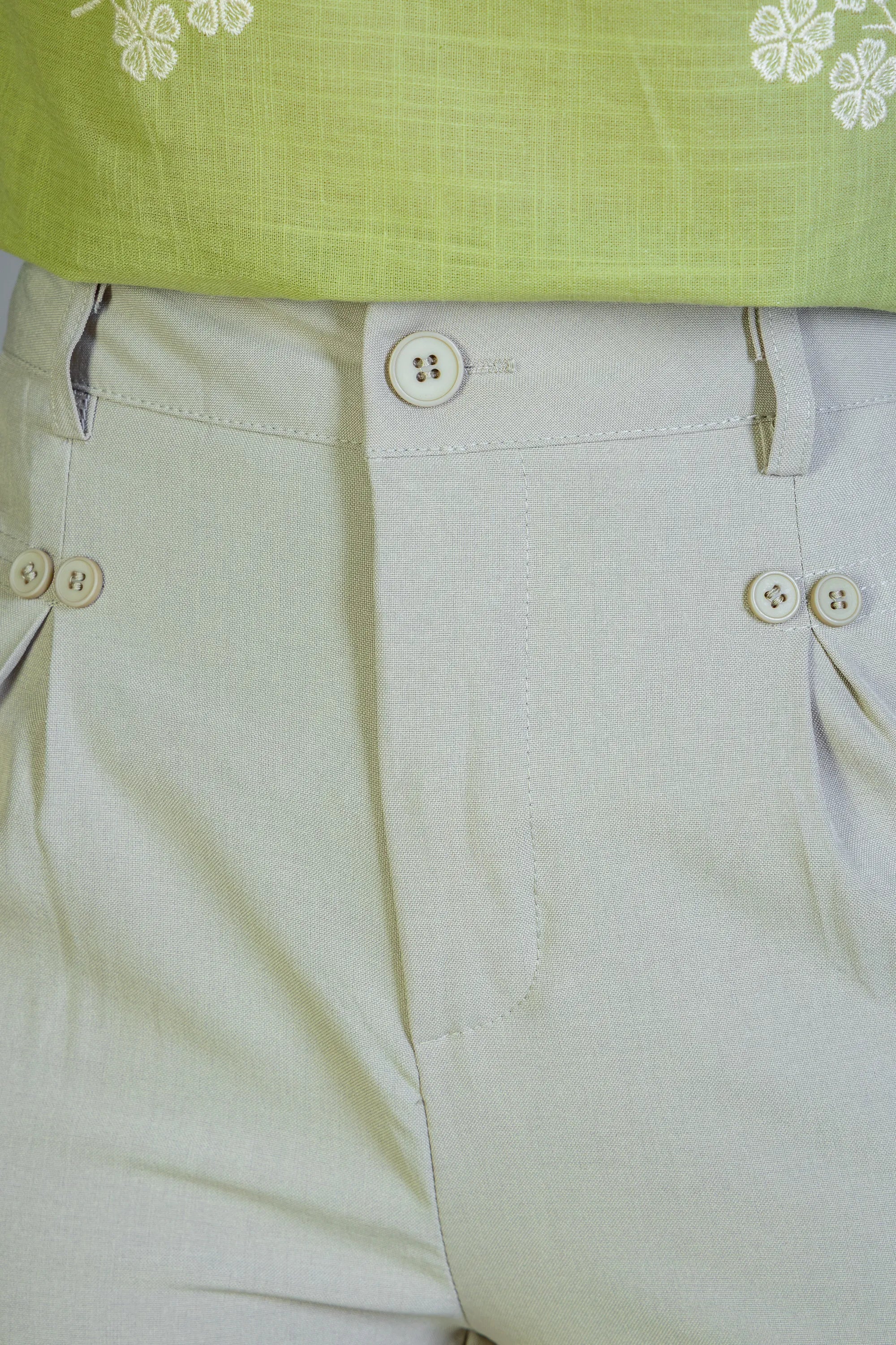 Calça Pantalona Detalhe Botões Crepe Alfaiataria Larissa Verde