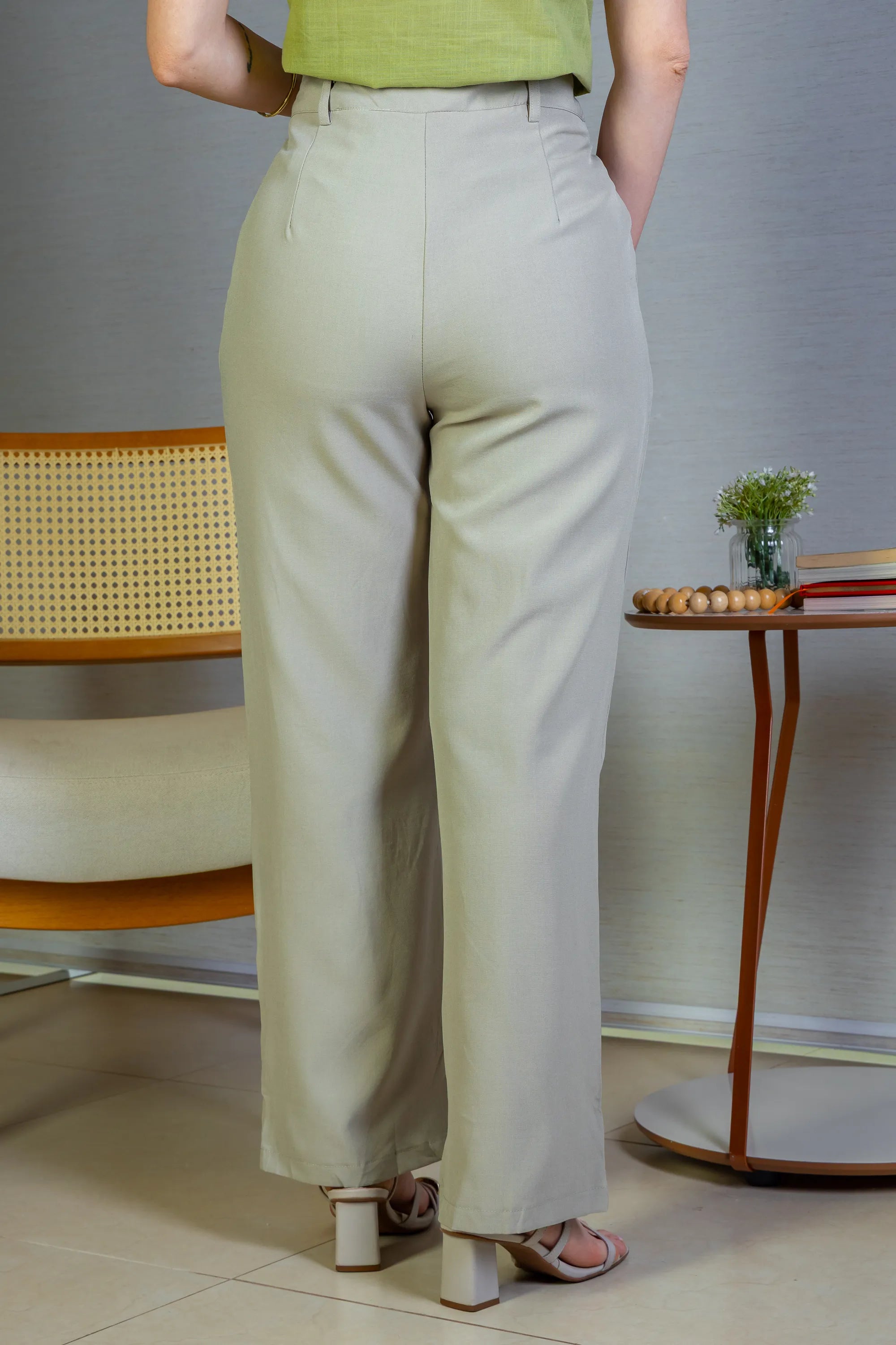 Calça Pantalona Detalhe Botões Crepe Alfaiataria Larissa Verde