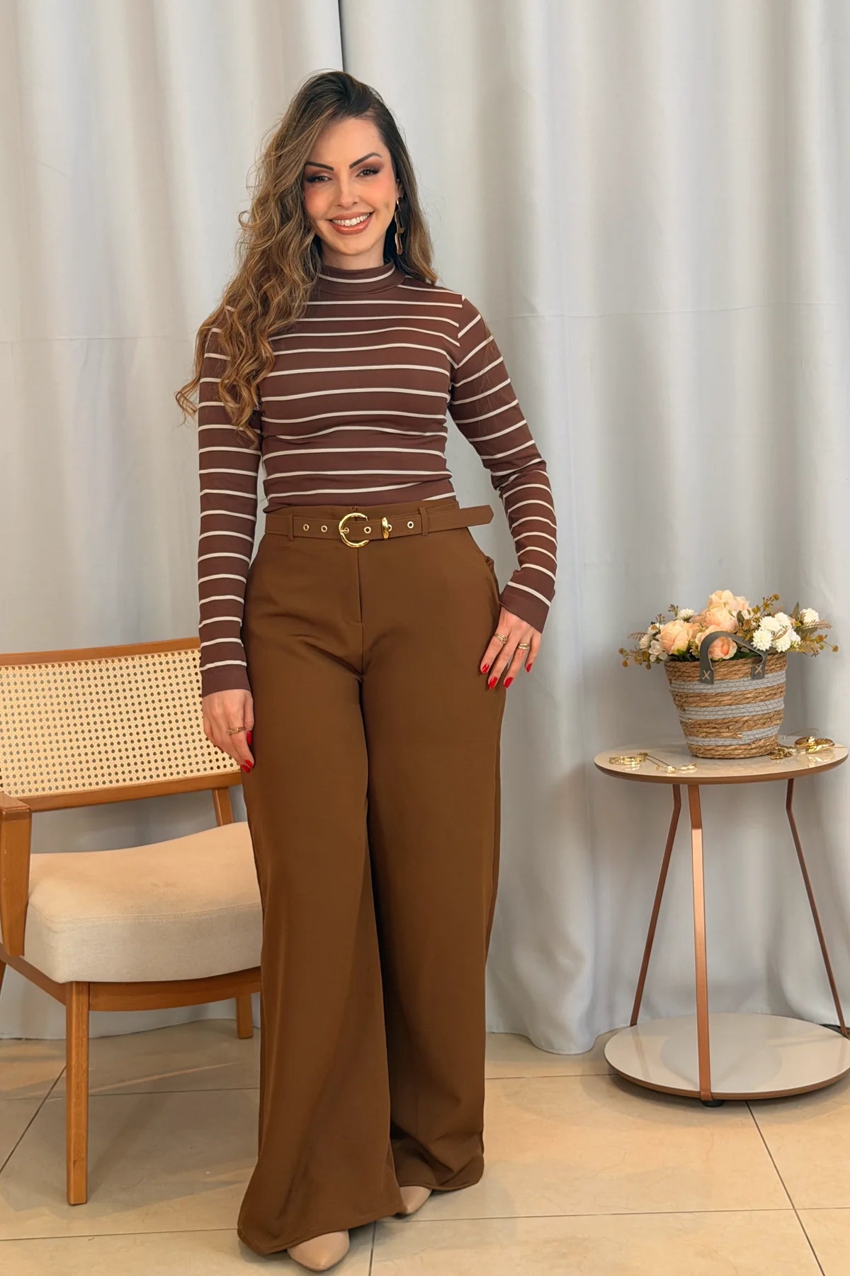 Conjunto: Blusa Manga Longa com Gola Alta em Malha Canelada Andressa Marrom + Calça Pantalona em Alfaiataria com Cinto Encapado Cinthia Marrom Escuro
