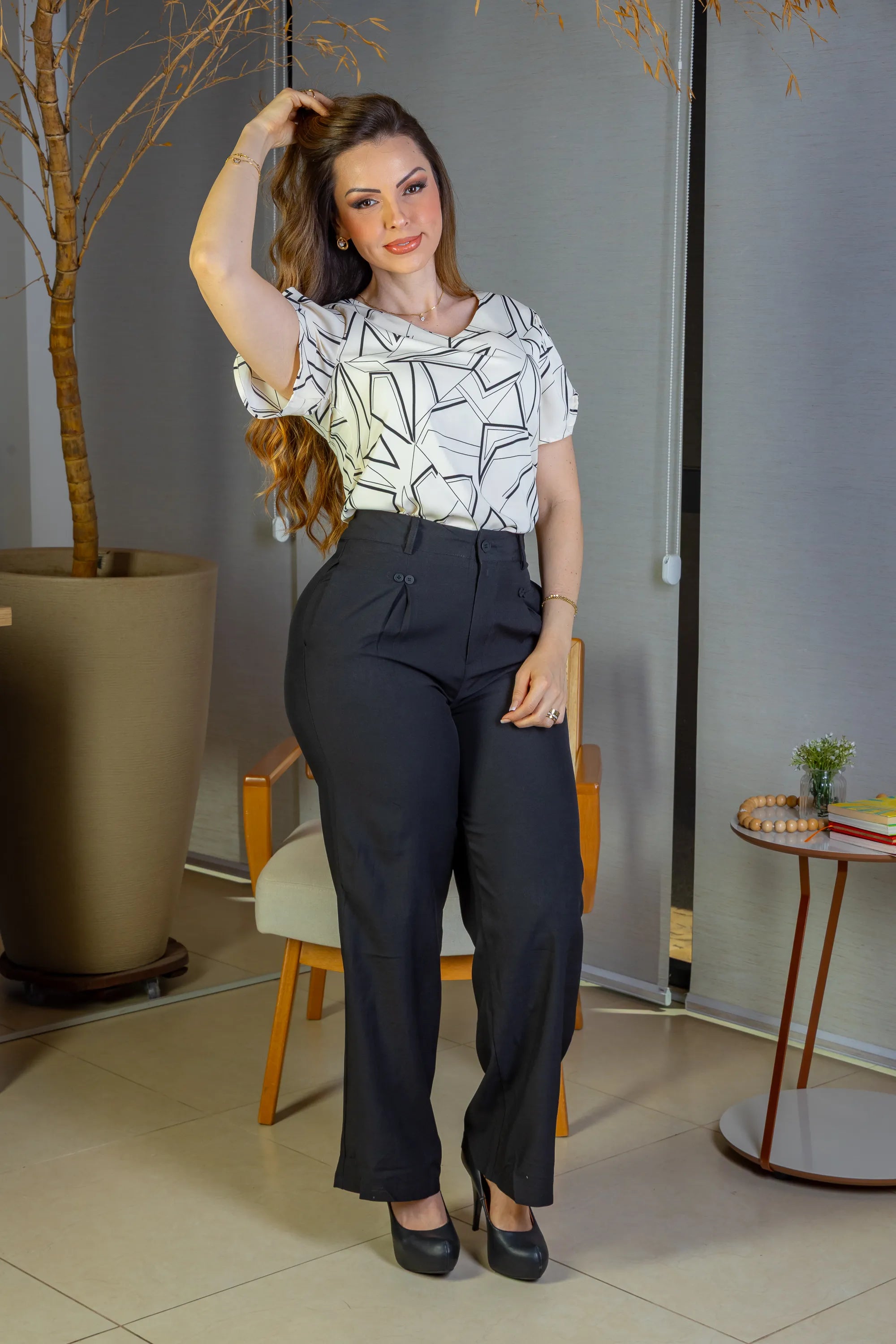 Calça Pantalona Detalhe Botões Crepe Alfaiataria Larissa Preta