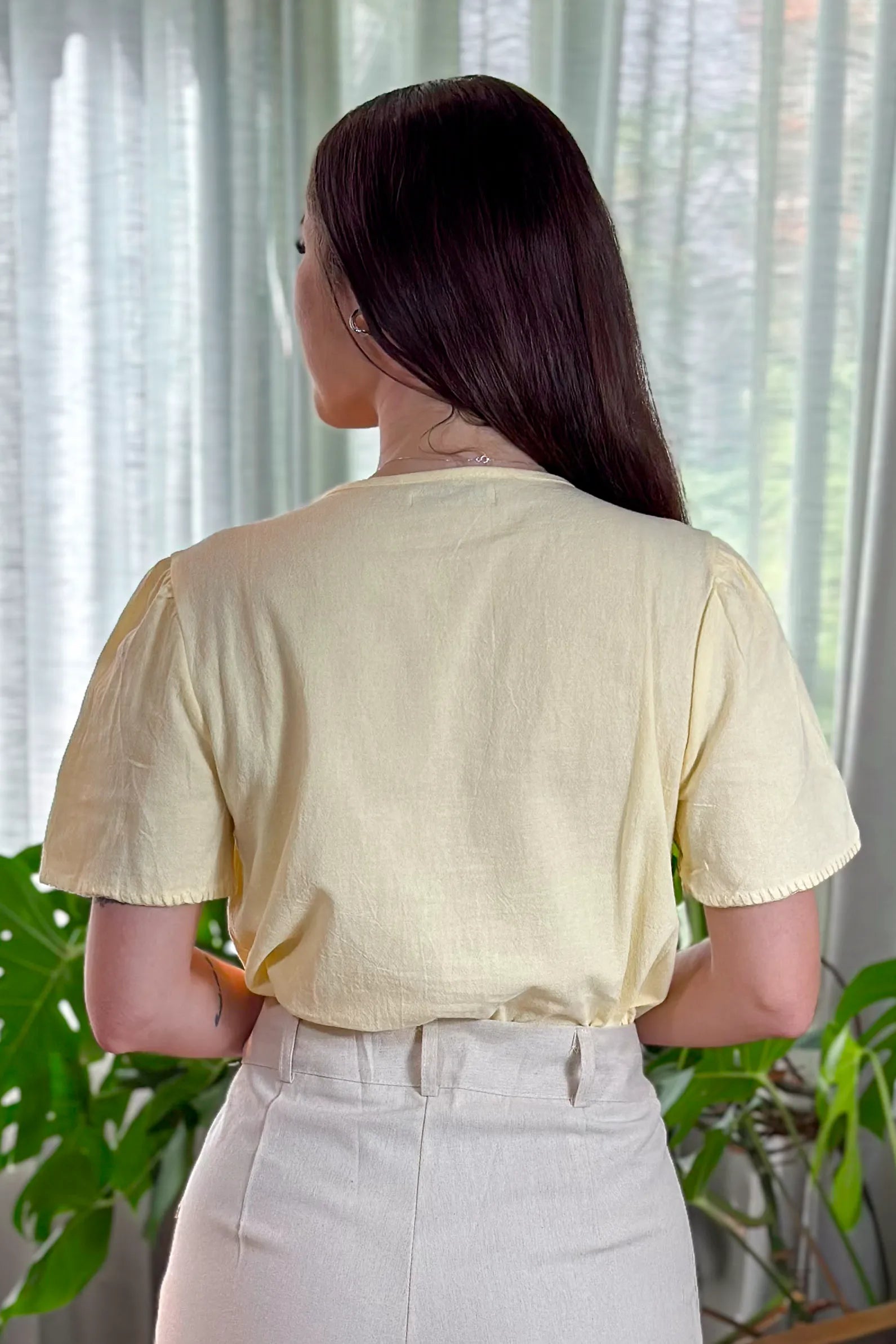 Blusa Manga Curta Cotton Premium Decote "V" Fabiana Amarela