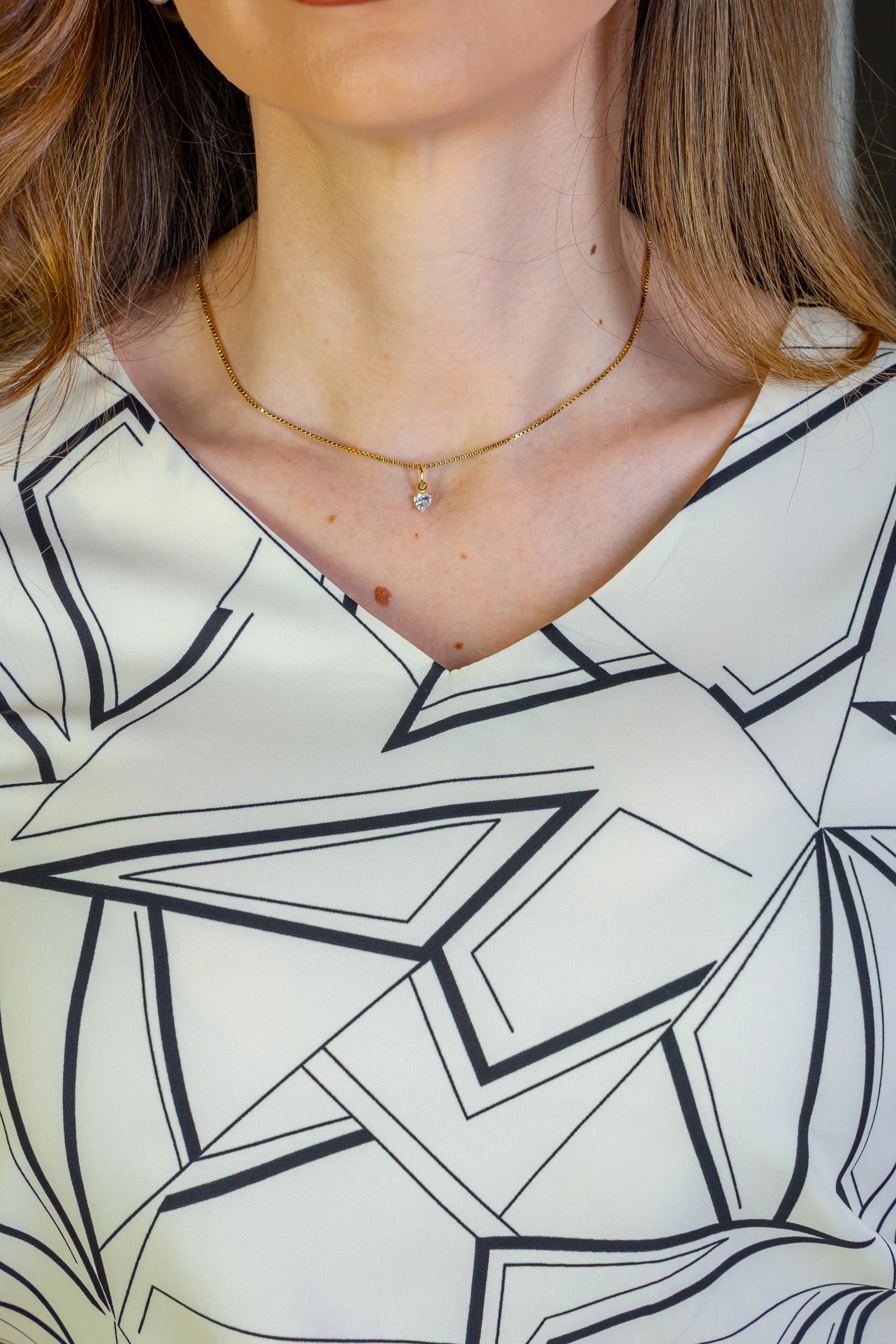 Blusa Manga Curta Decote "V" Crepe Classic Margot Estampada Creme