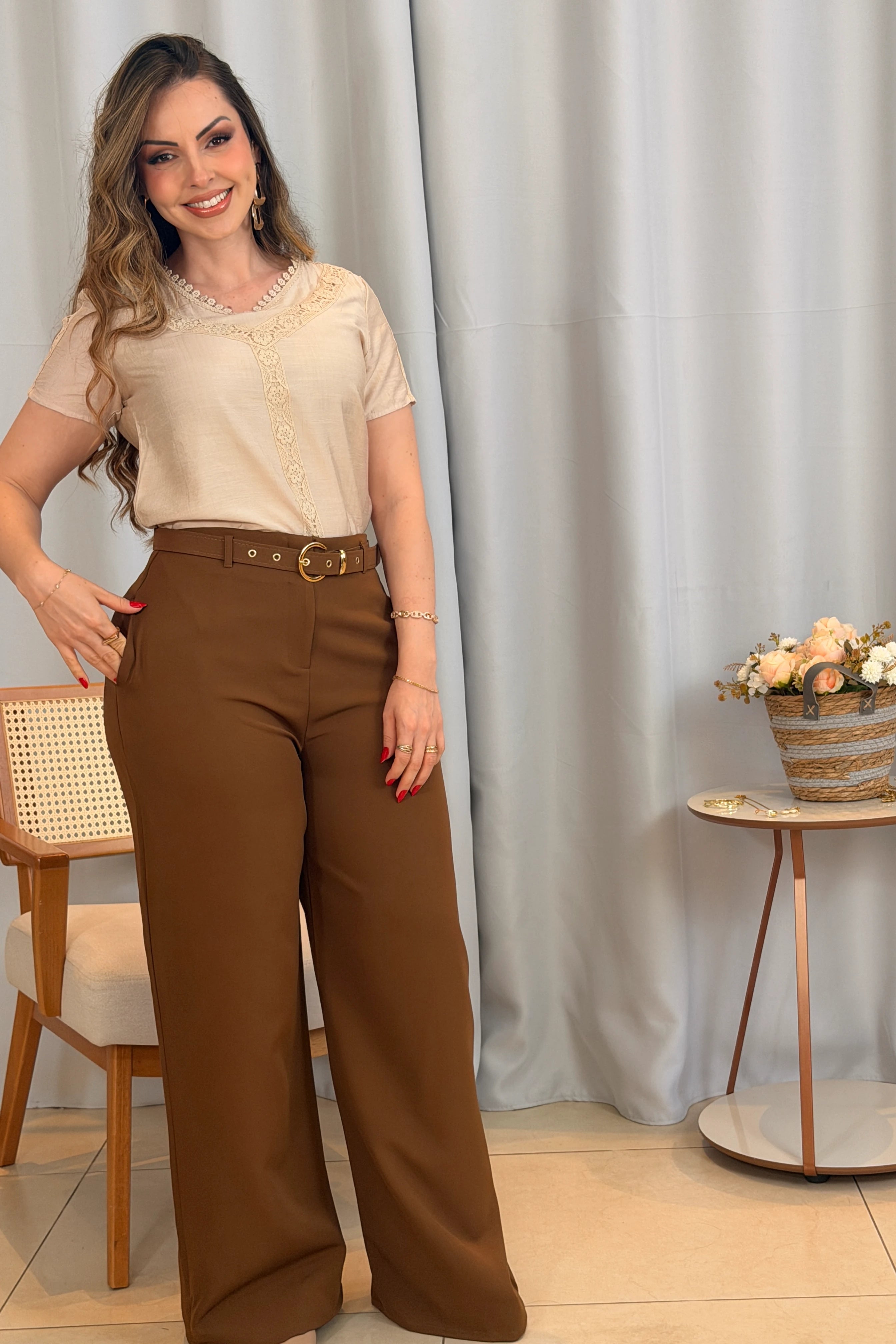 Conjunto: Blusa Manga Curta Decote em "V" em Visco Brise com Detalhes Bordados Thais Bege + Calça Pantalona em Alfaiataria com Cinto Encapado Cinthia Marrom Escuro