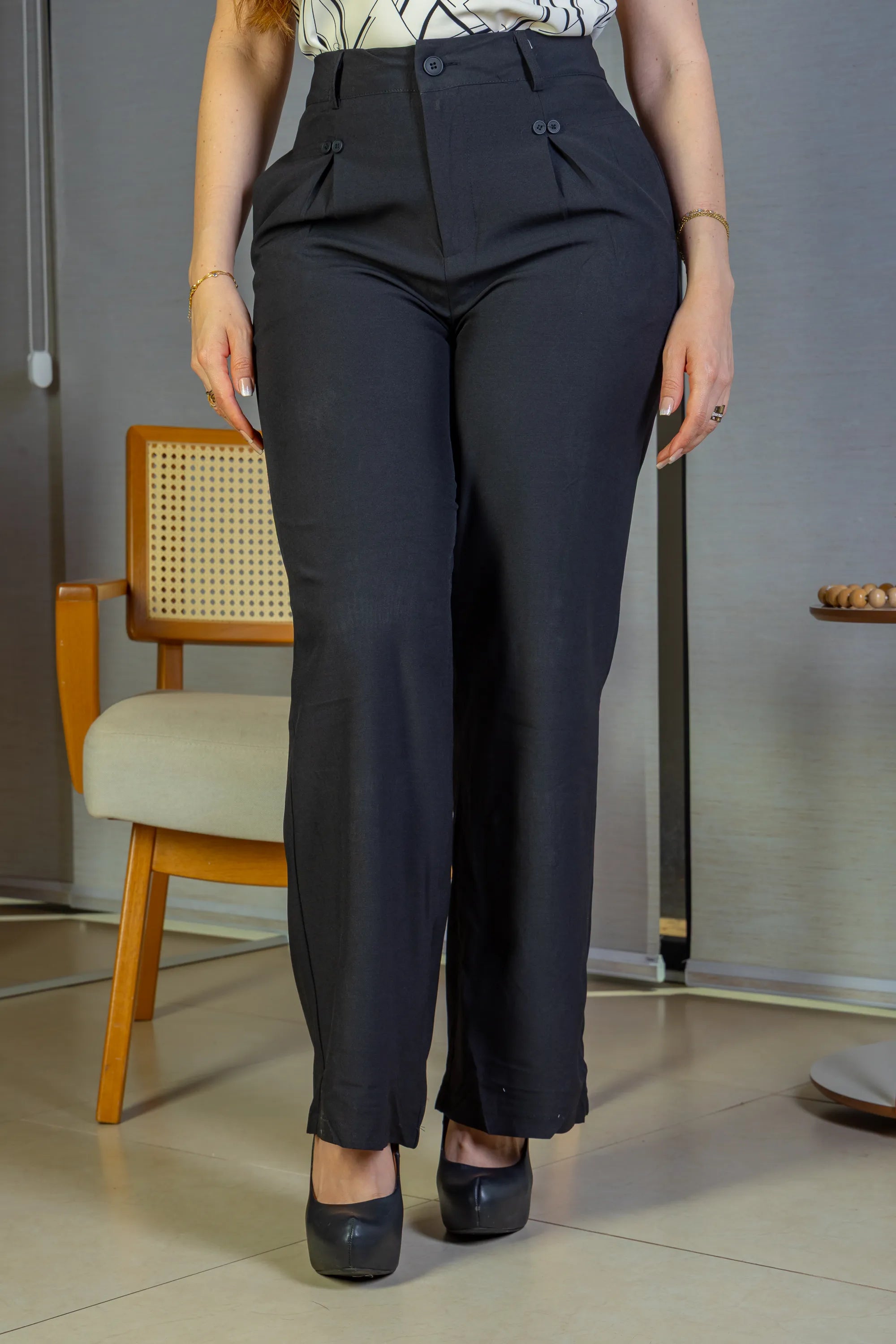 Calça Pantalona Detalhe Botões Crepe Alfaiataria Larissa Preta