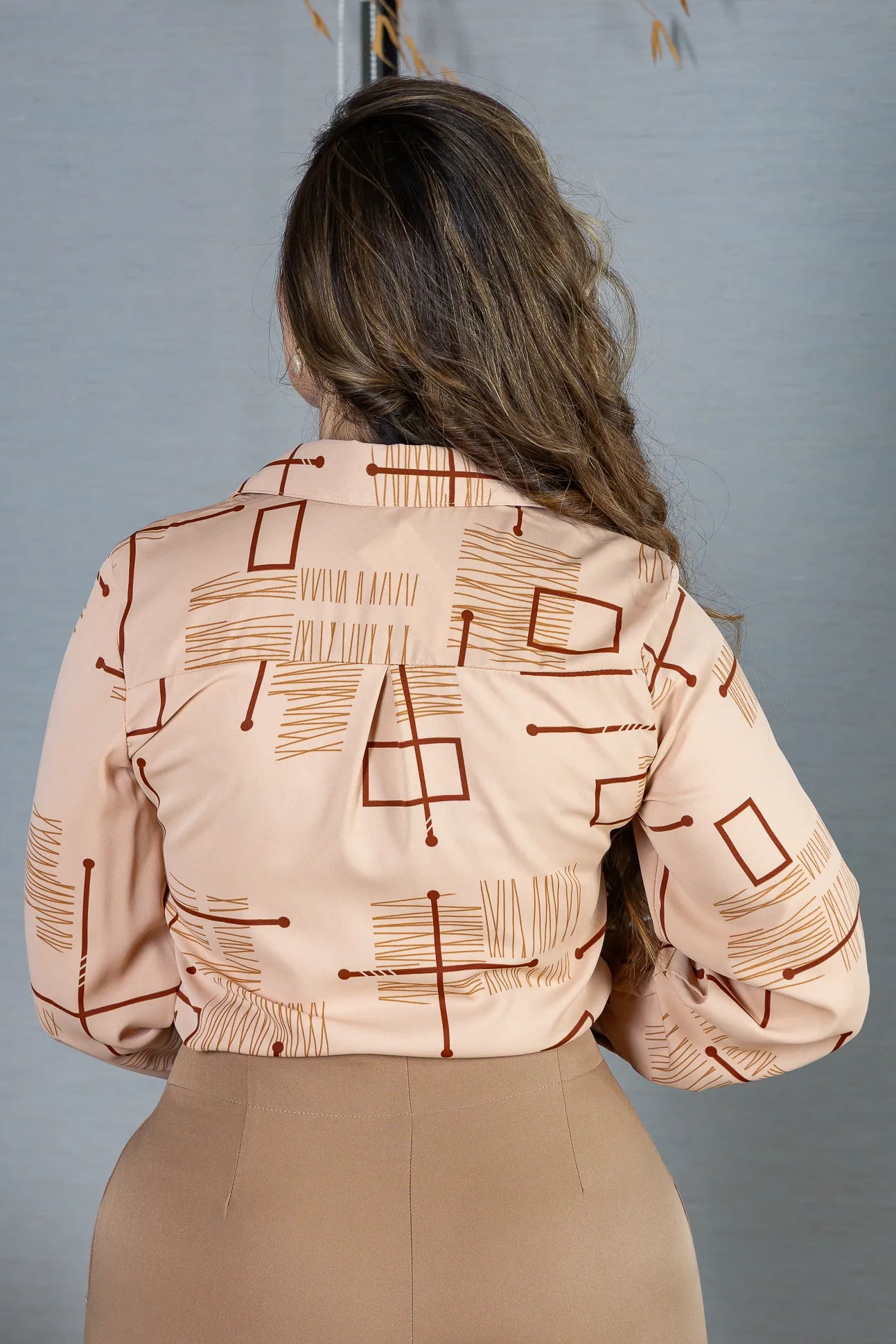 Camisa Manga Longa Crepe Classic Fecho em Botões Estampa Geométrica Sara Rosê