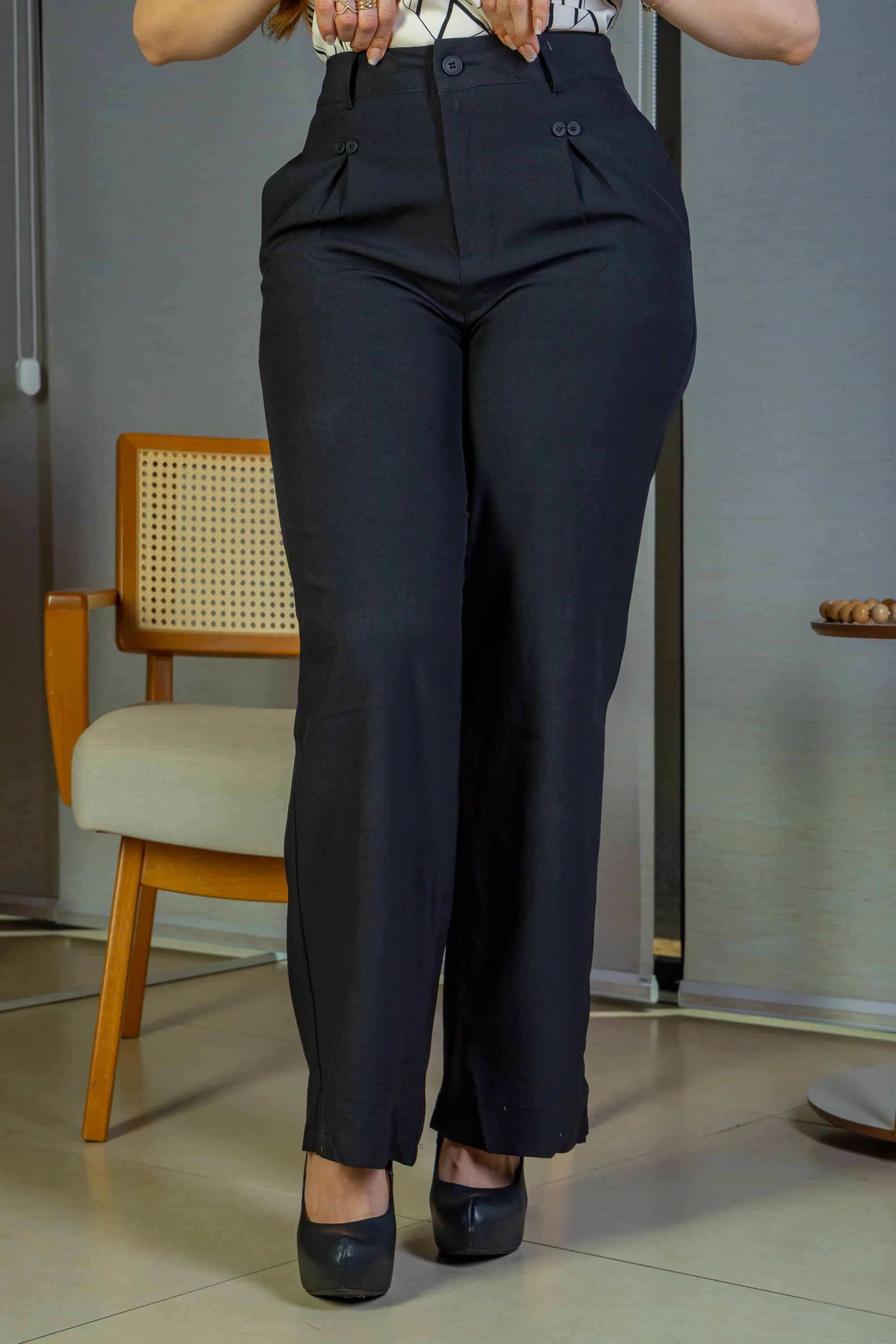 Calça Pantalona Detalhe Botões Crepe Alfaiataria Larissa Preta