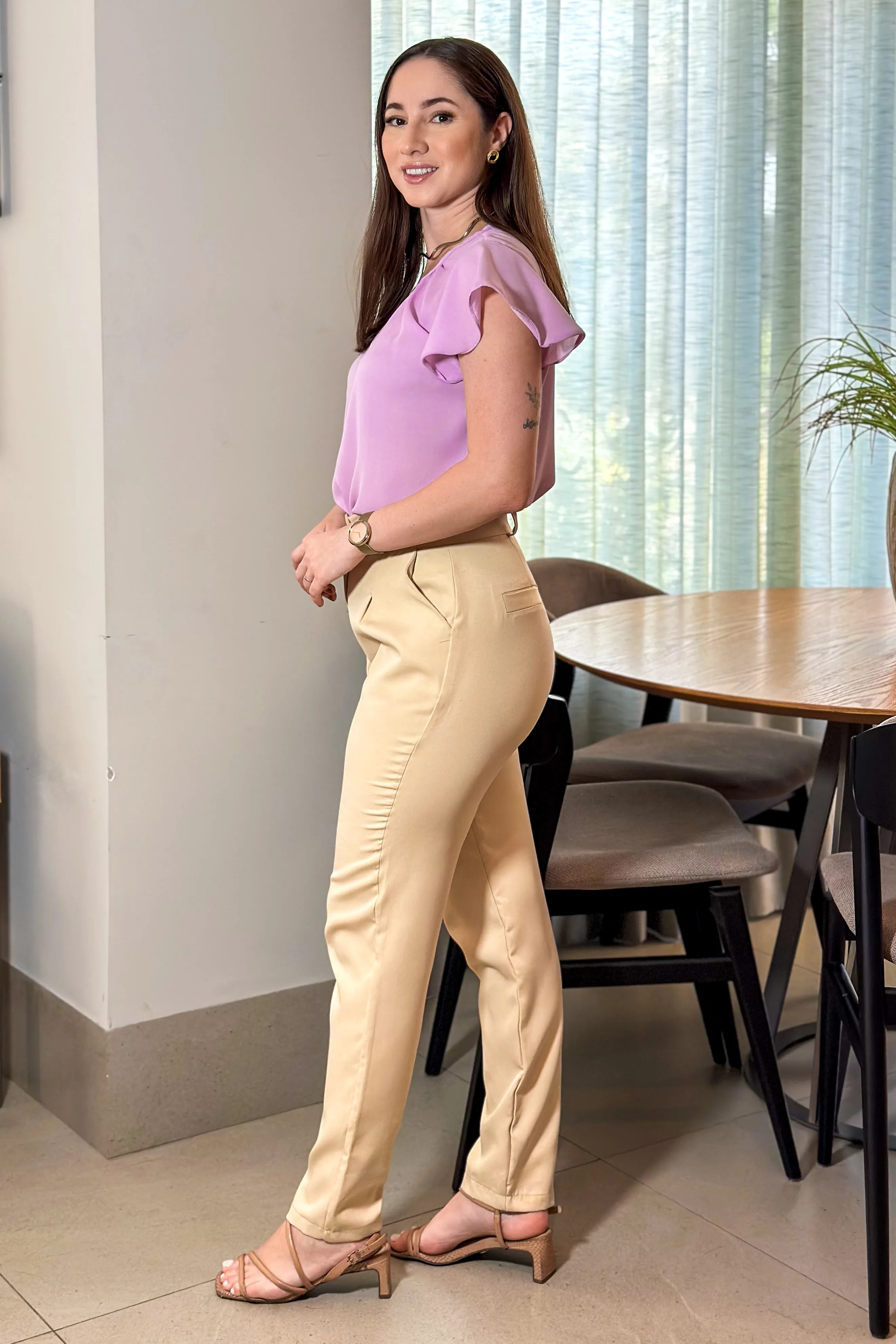 Conjunto: Blusa Decote Choker Babados Tauane Lilás + Calça Cenoura Cinto Encapado Bege