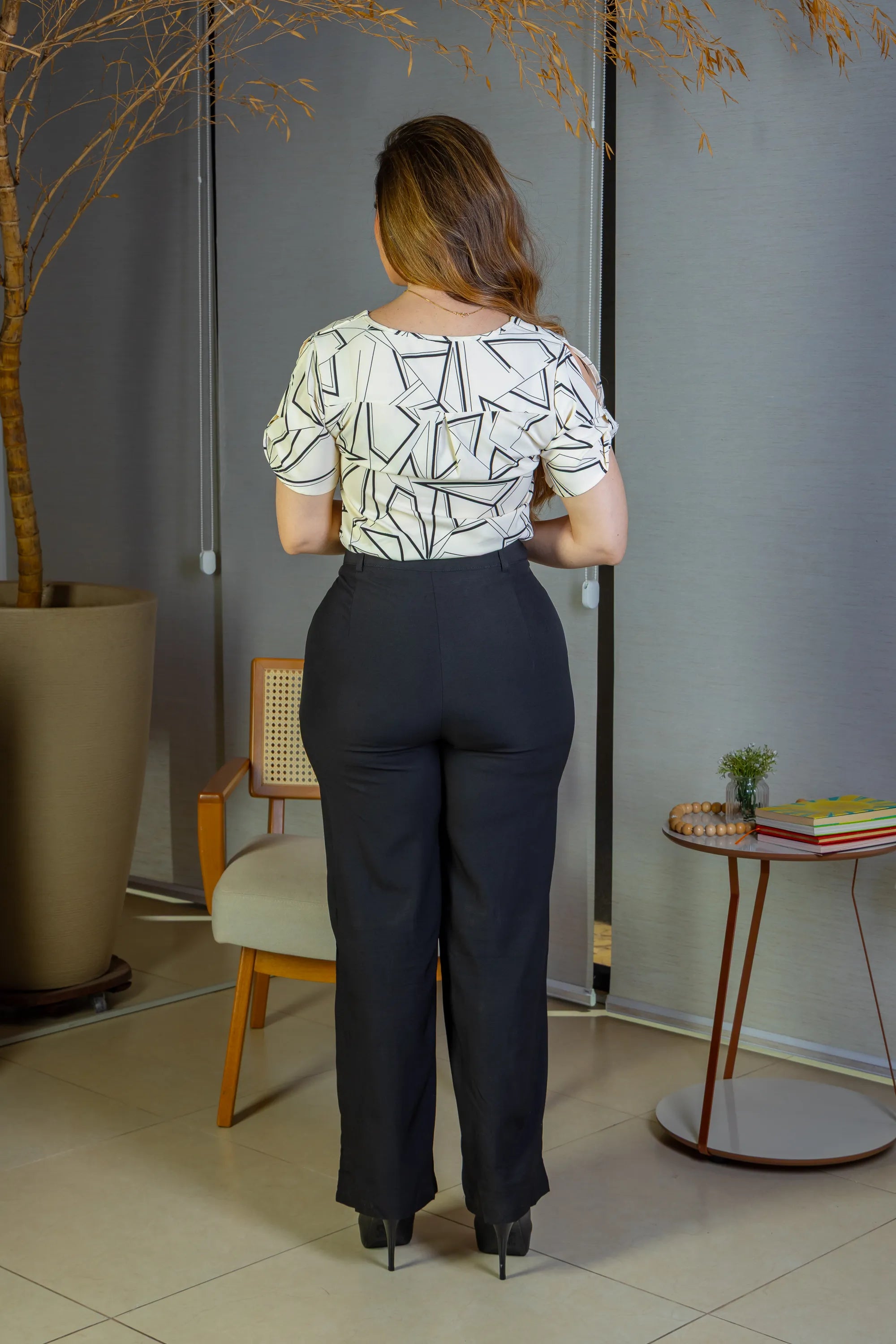 Calça Pantalona Detalhe Botões Crepe Alfaiataria Larissa Preta