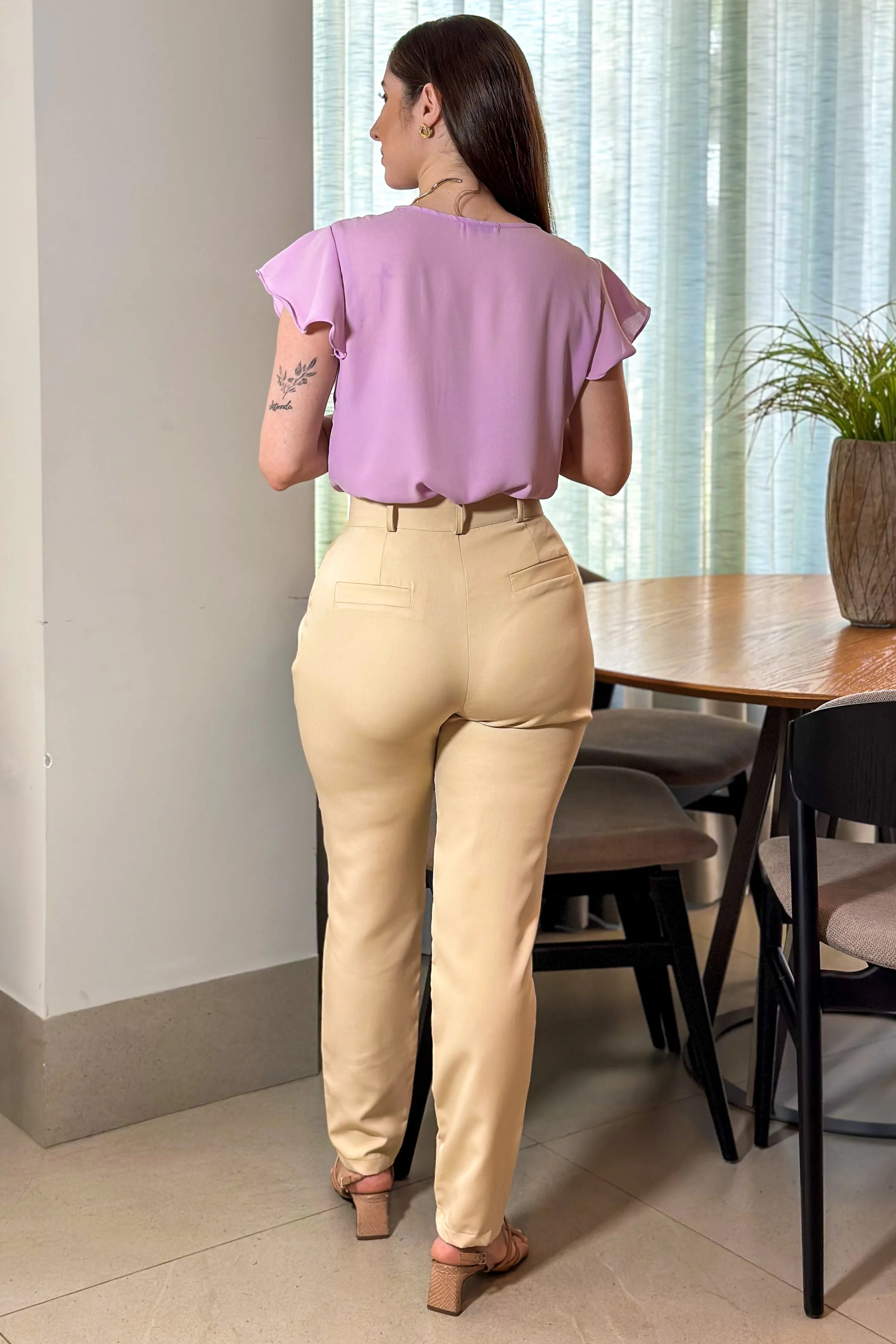 Conjunto: Blusa Decote Choker Babados Tauane Lilás + Calça Cenoura Cinto Encapado Bege