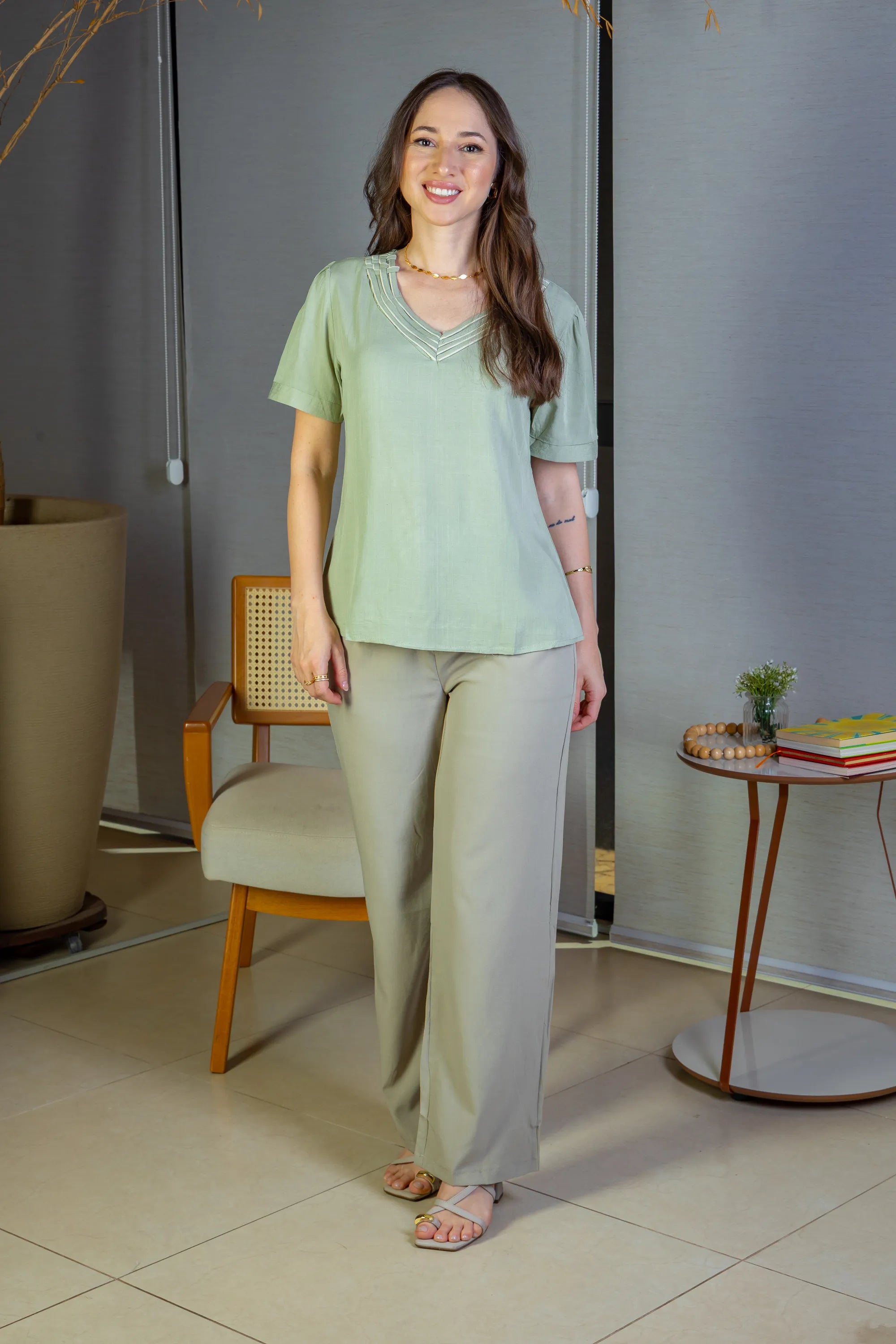 Blusa Manga Curta Detalhe Decote "V" Visco-Linho Marília Verde