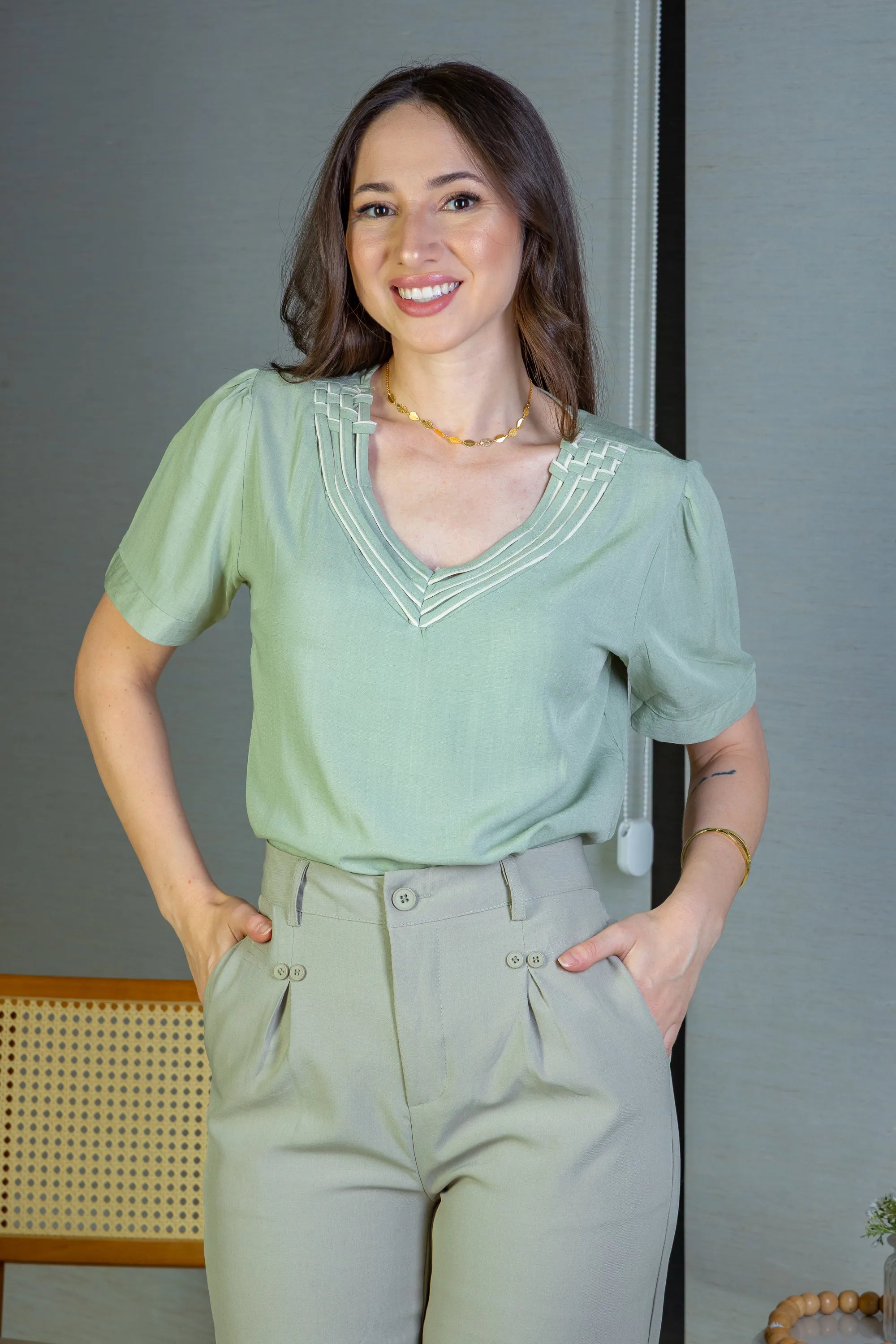 Blusa Manga Curta Detalhe Decote "V" Visco-Linho Marília Verde