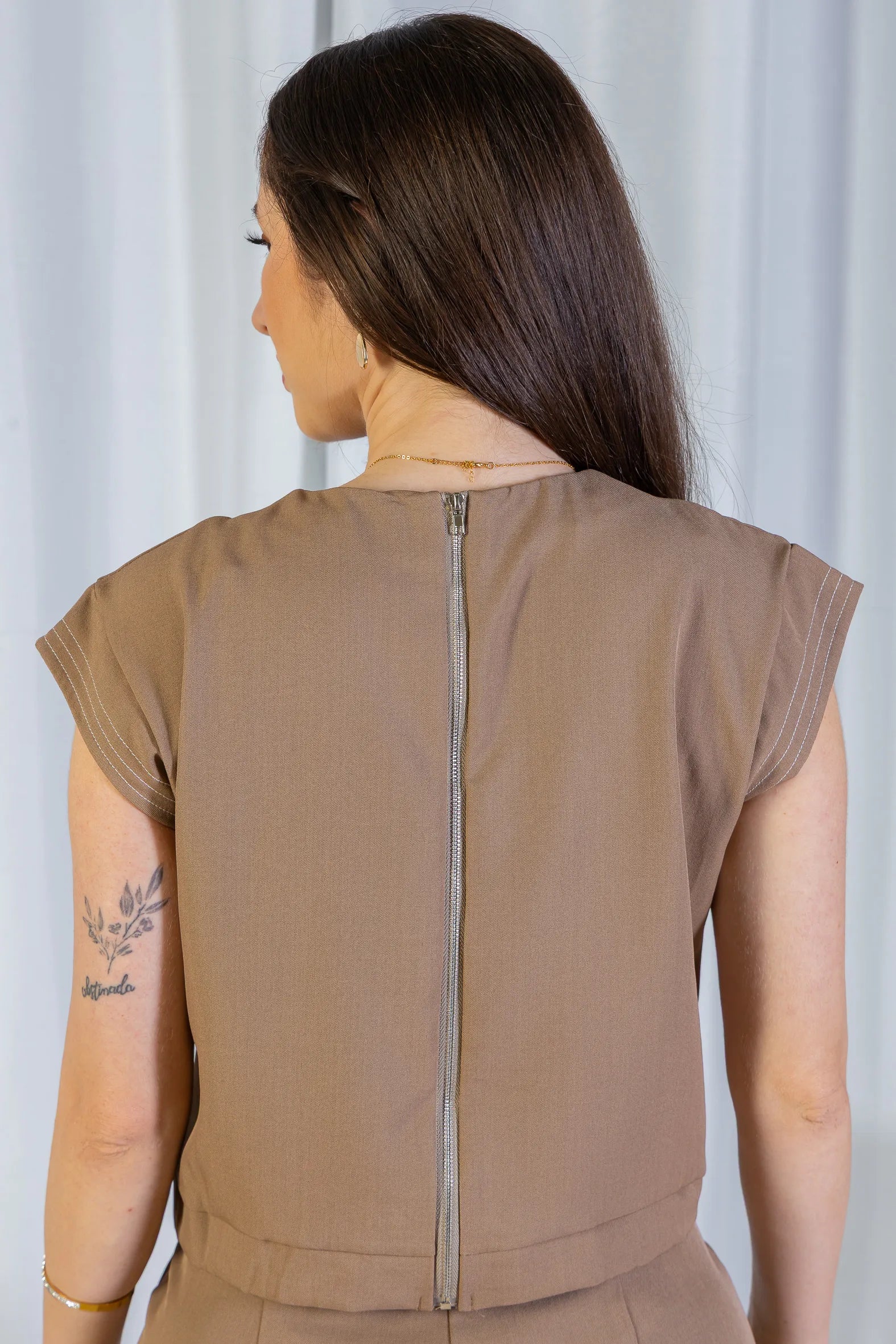 Blusa Manga Curta Detalhe Zíper Urban Fit Sabrina Sato Marrom