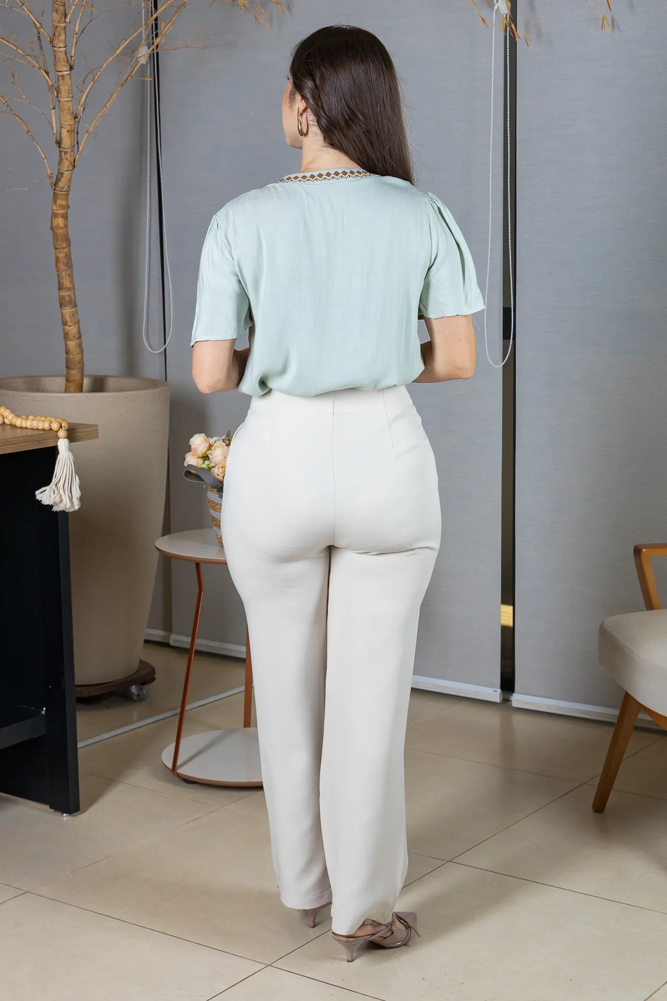 Blusa Manga Curta Detalhe Decote "V" Bordada Algodão Linho Antonella Verde