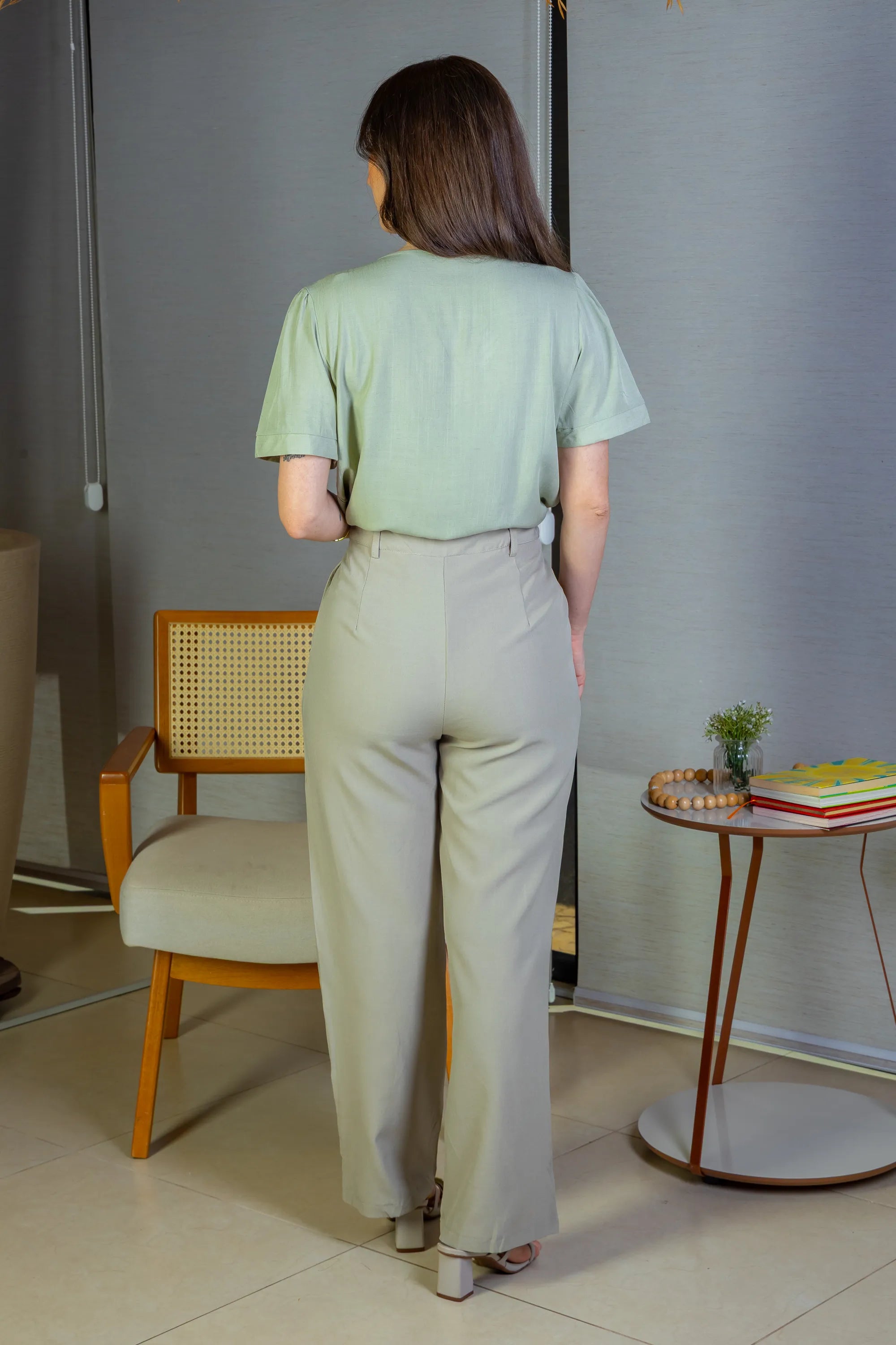 Blusa Manga Curta Detalhe Decote "V" Visco-Linho Marília Verde