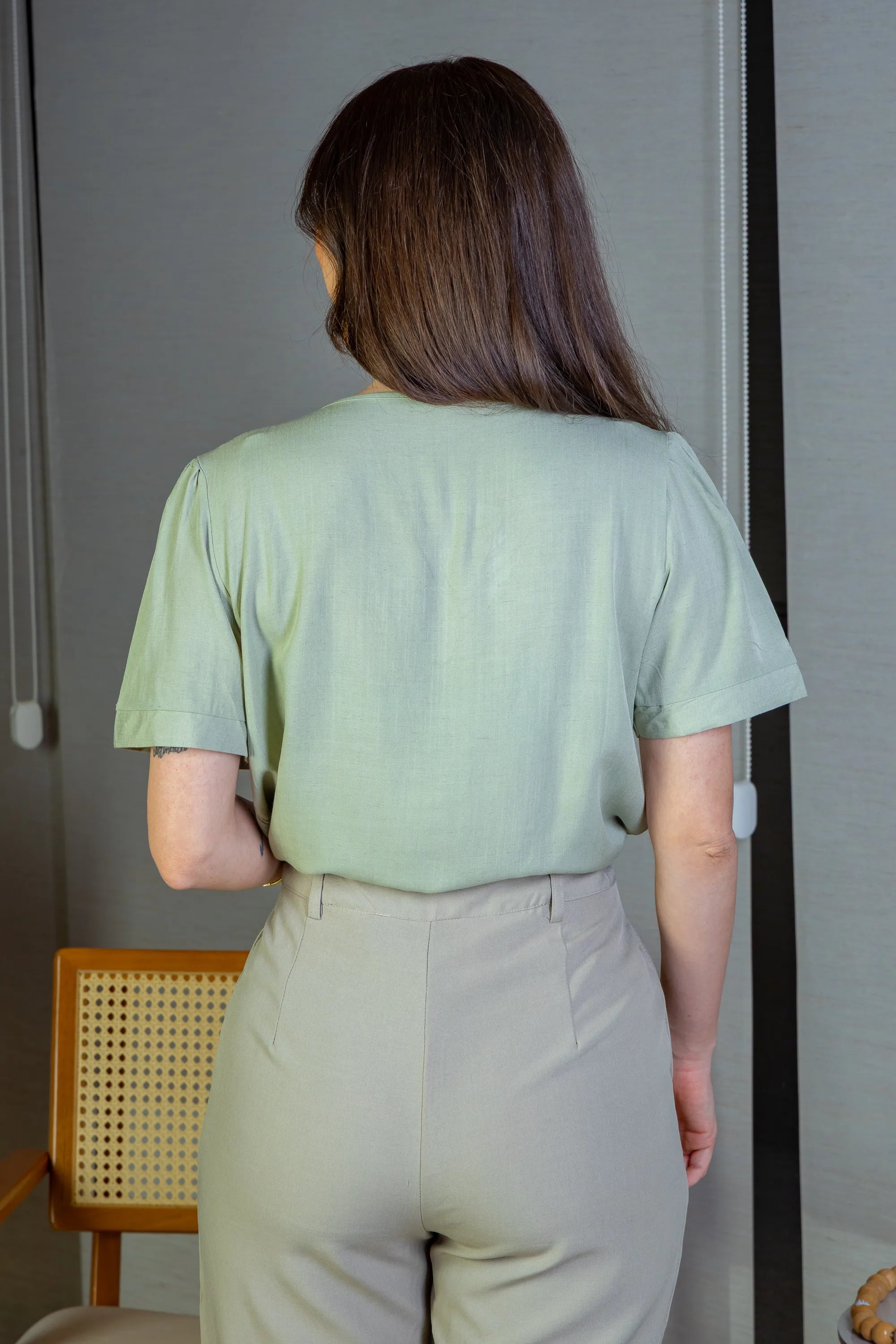 Blusa Manga Curta Detalhe Decote "V" Visco-Linho Marília Verde