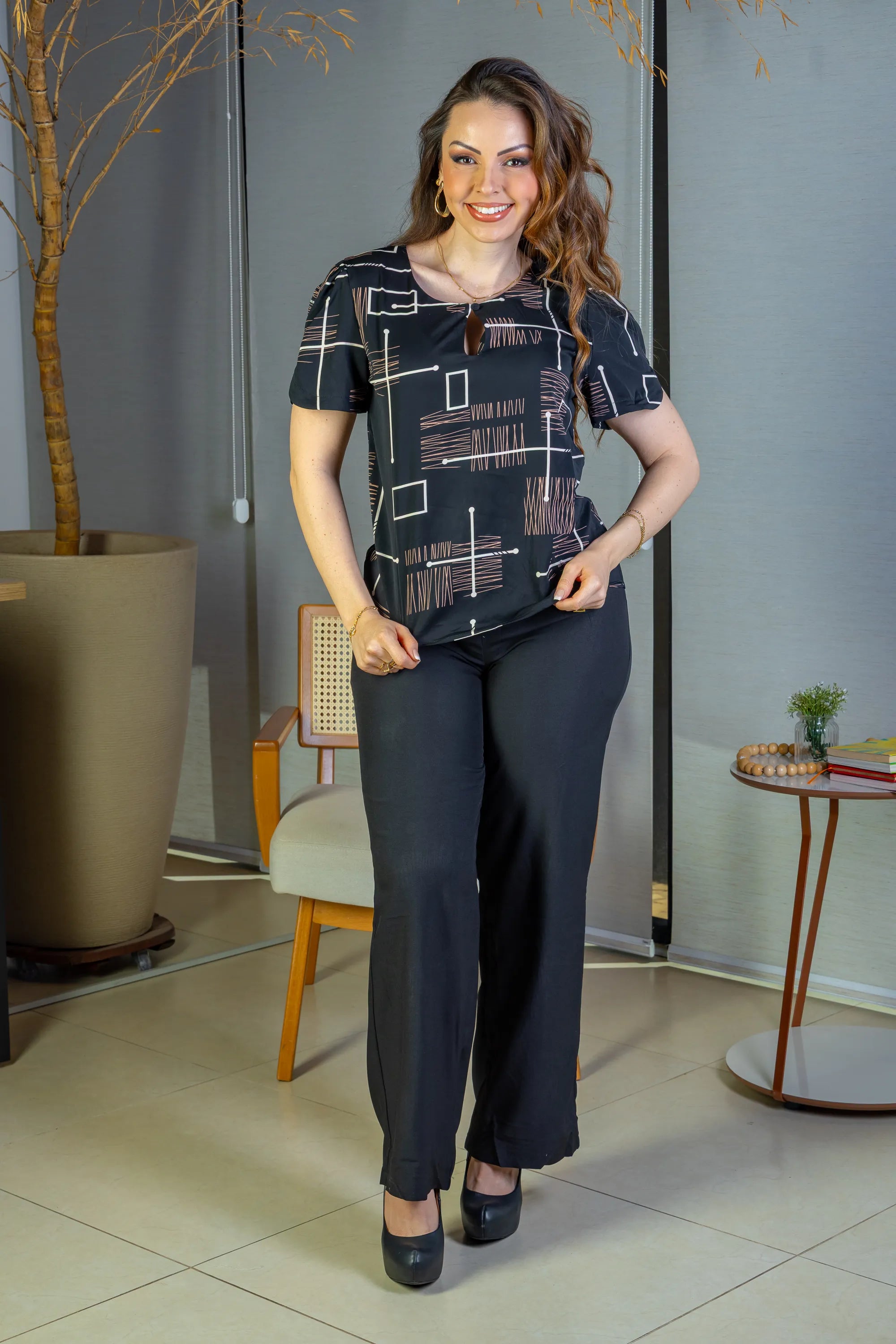 Blusa Manga Curta Colo Detalhe Botão Crepe Classic Samara Estampada Preta