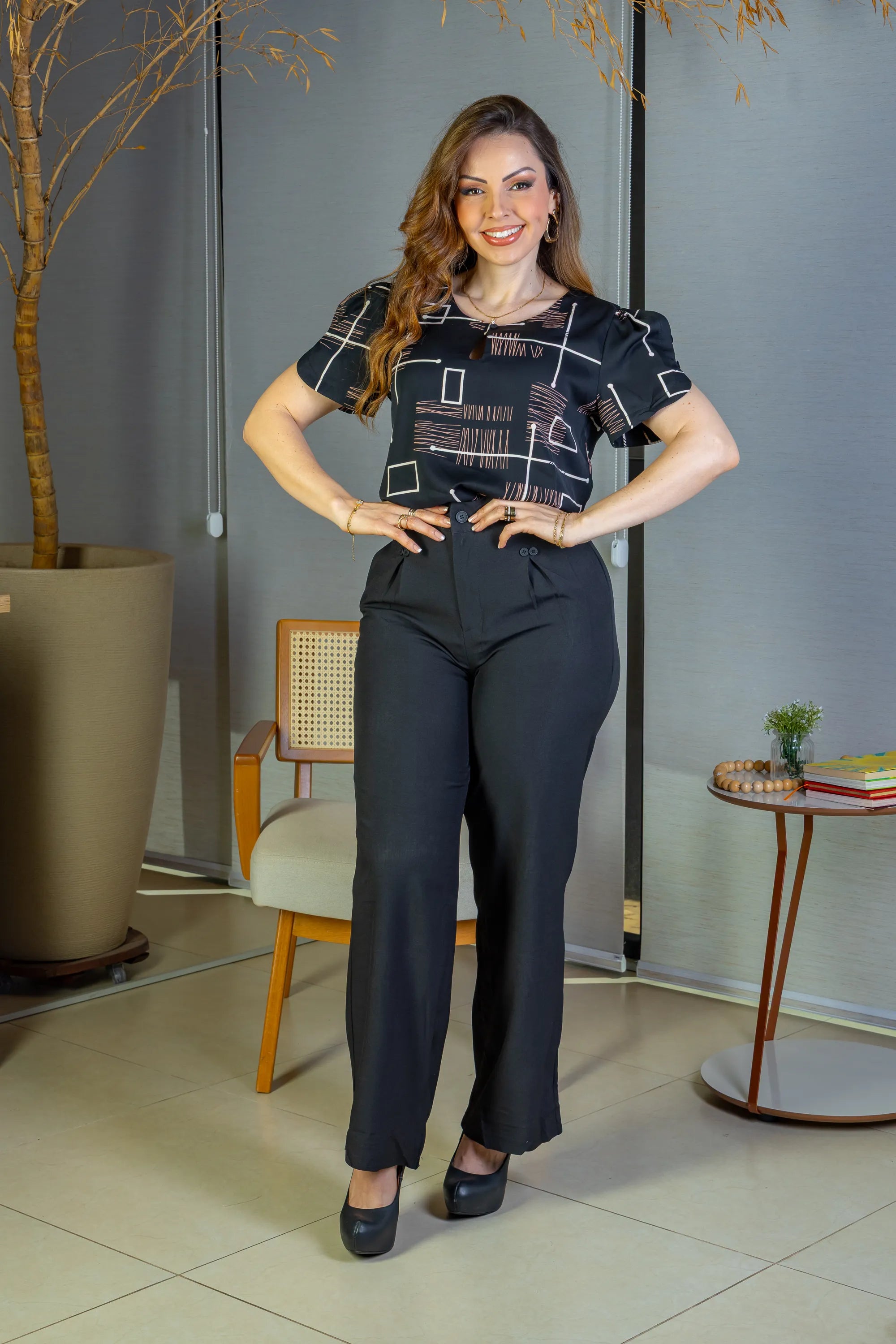 Blusa Manga Curta Colo Detalhe Botão Crepe Classic Samara Estampada Preta