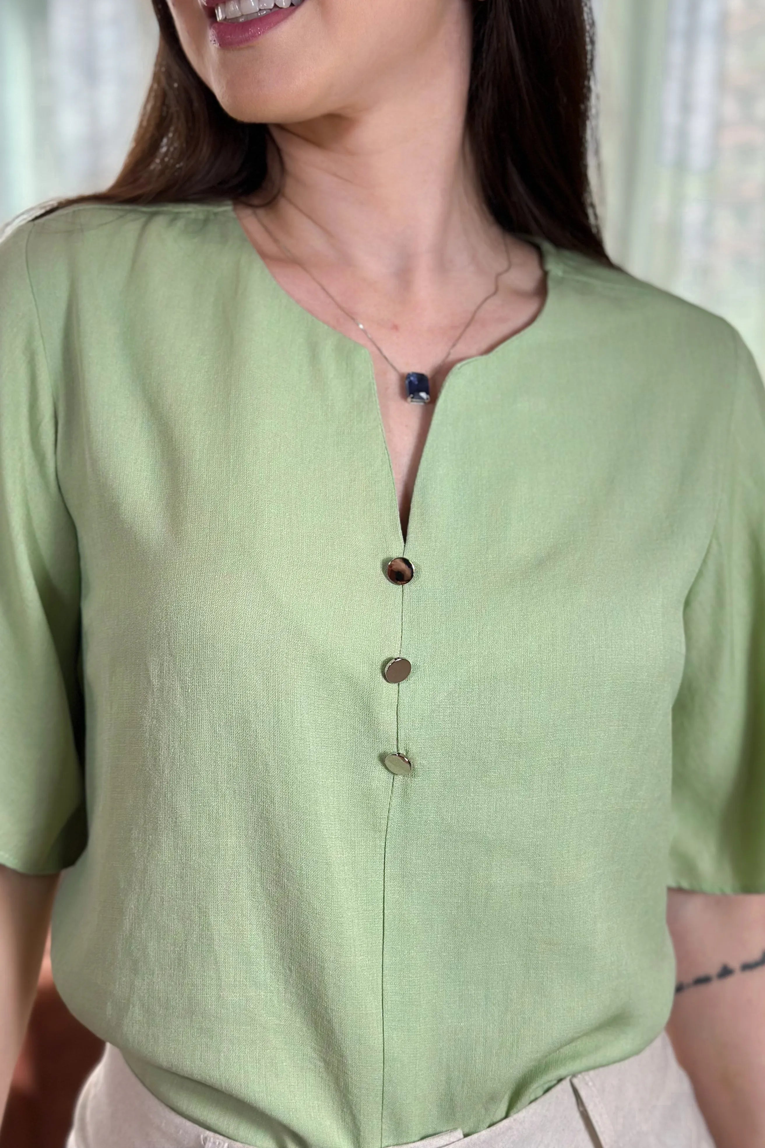 Blusa Em Visco Soft Recorte Frontal Detalhe Botões Josy Verde