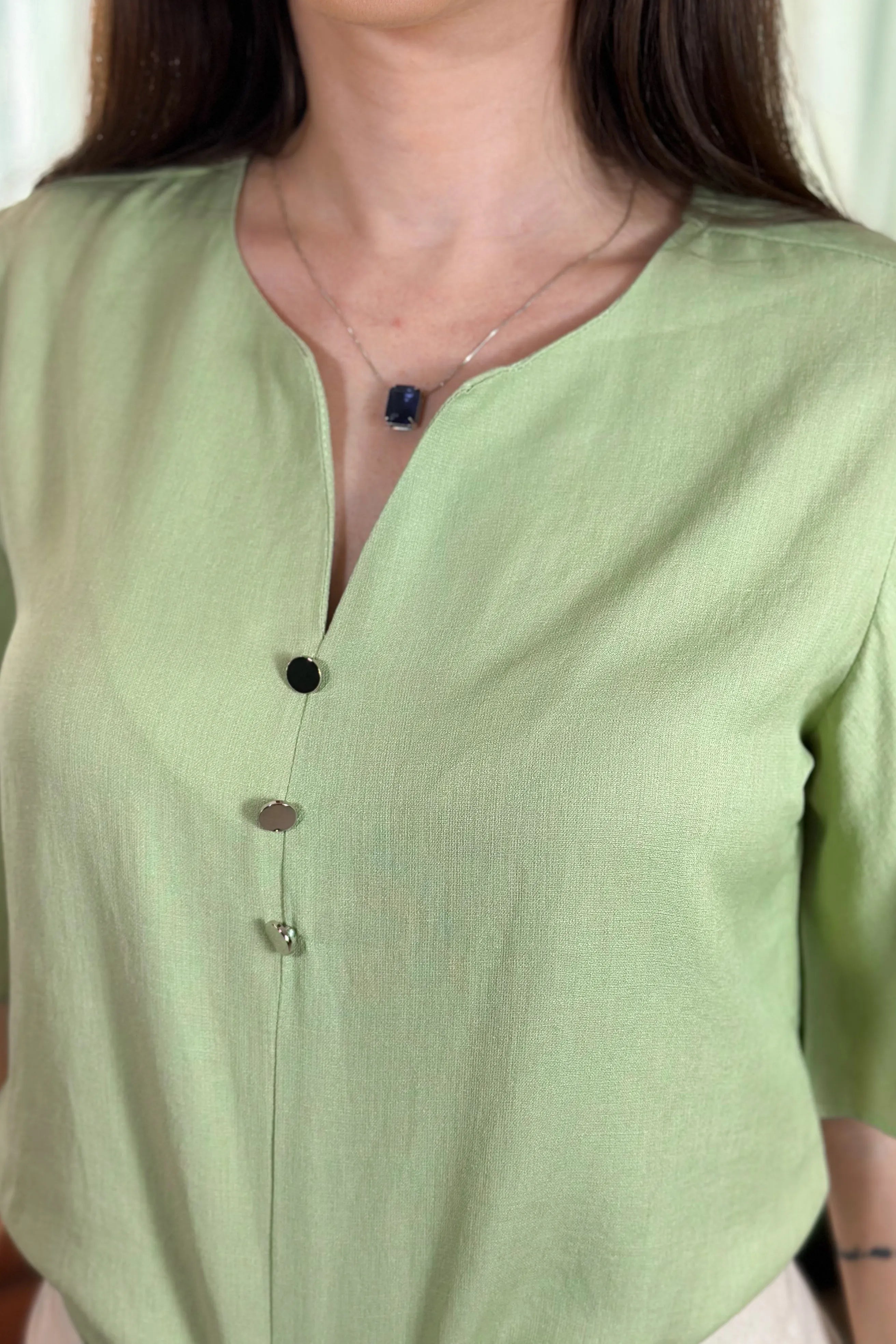 Blusa Em Visco Soft Recorte Frontal Detalhe Botões Josy Verde