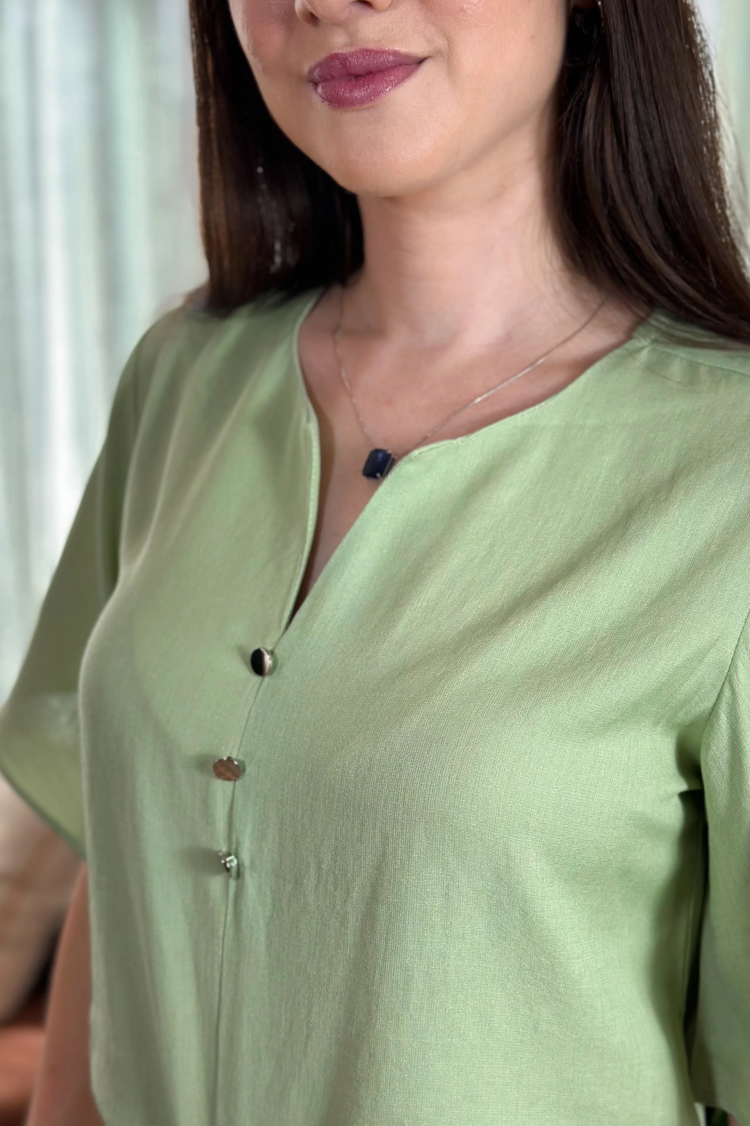 Blusa Em Visco Soft Recorte Frontal Detalhe Botões Josy Verde