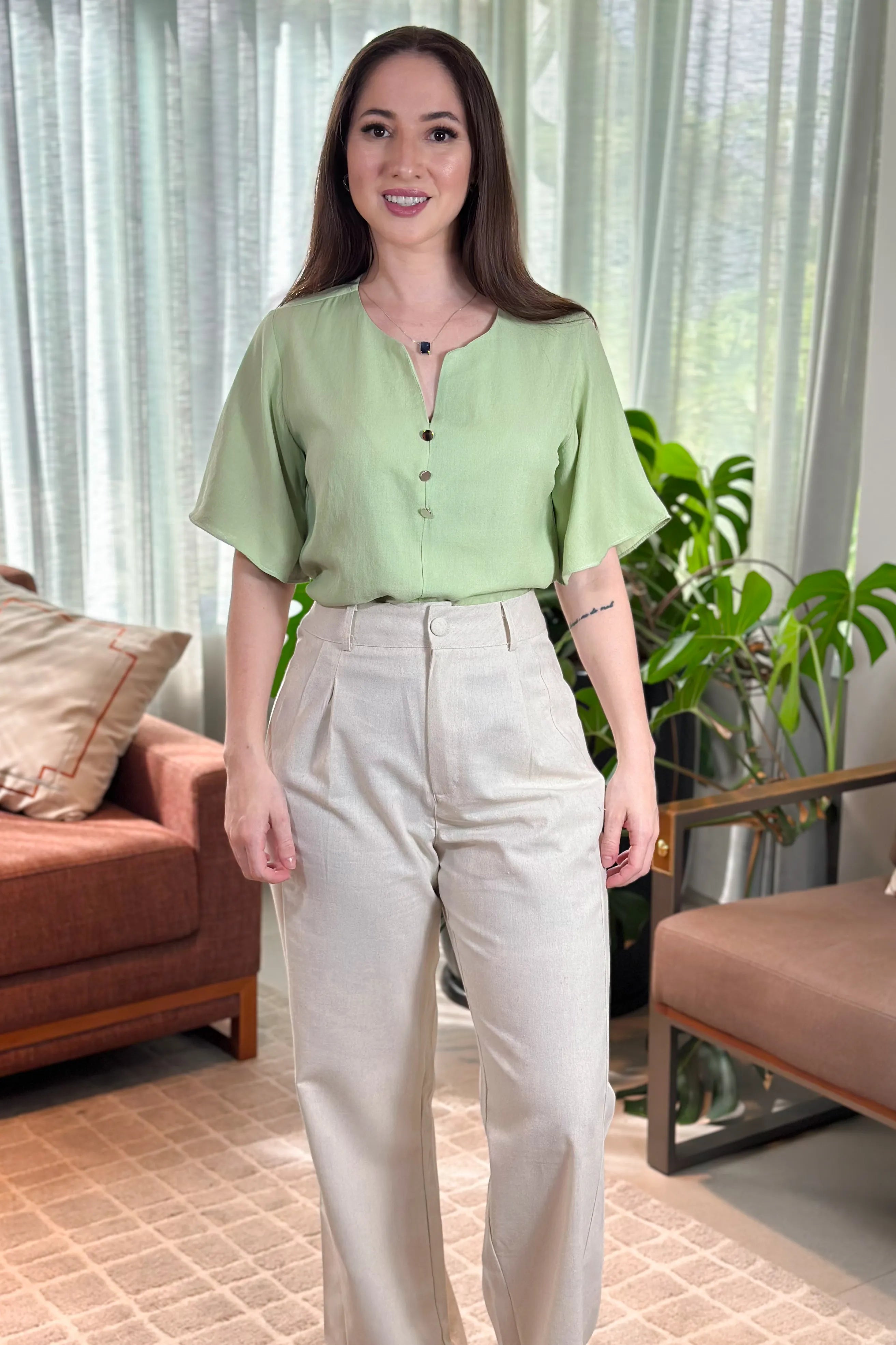 Blusa Em Visco Soft Recorte Frontal Detalhe Botões Josy Verde