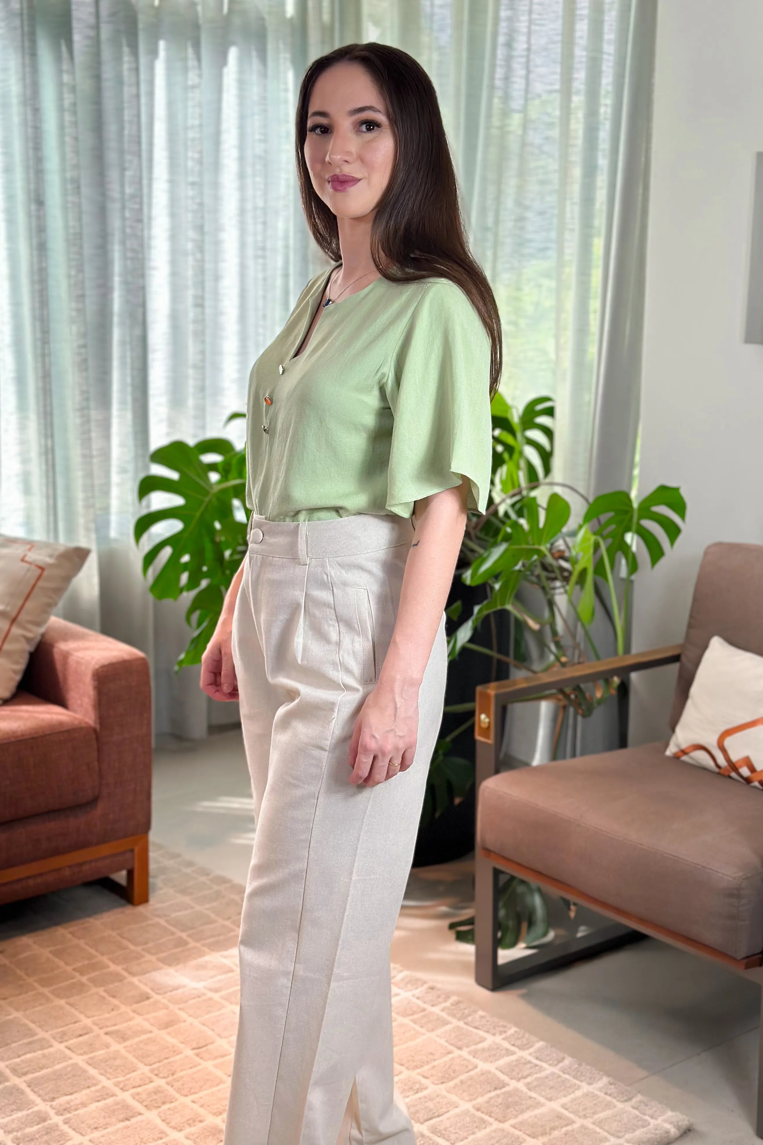 Blusa Em Visco Soft Recorte Frontal Detalhe Botões Josy Verde
