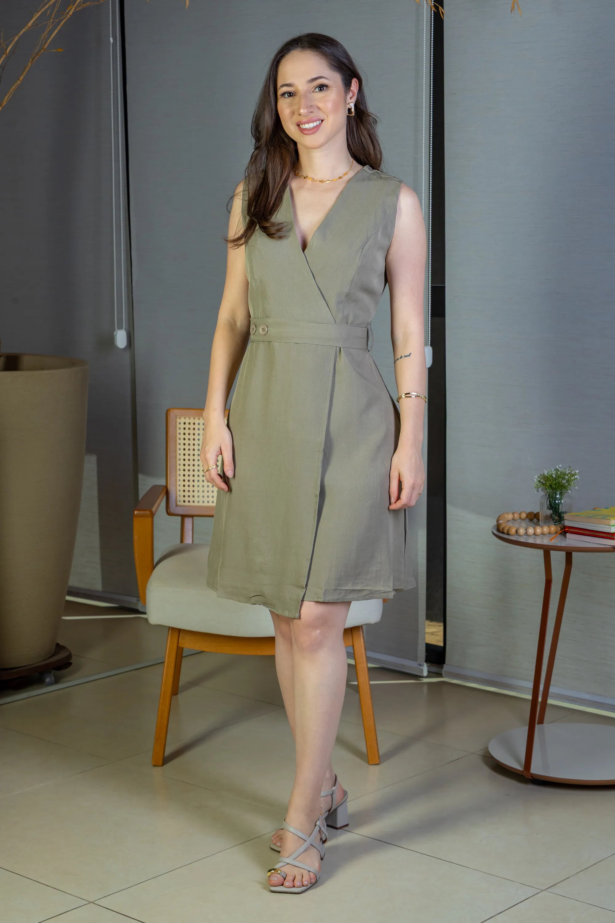 Vestido Decote "V" Regata Detalhe Cinto Soft Elegance Malu Verde