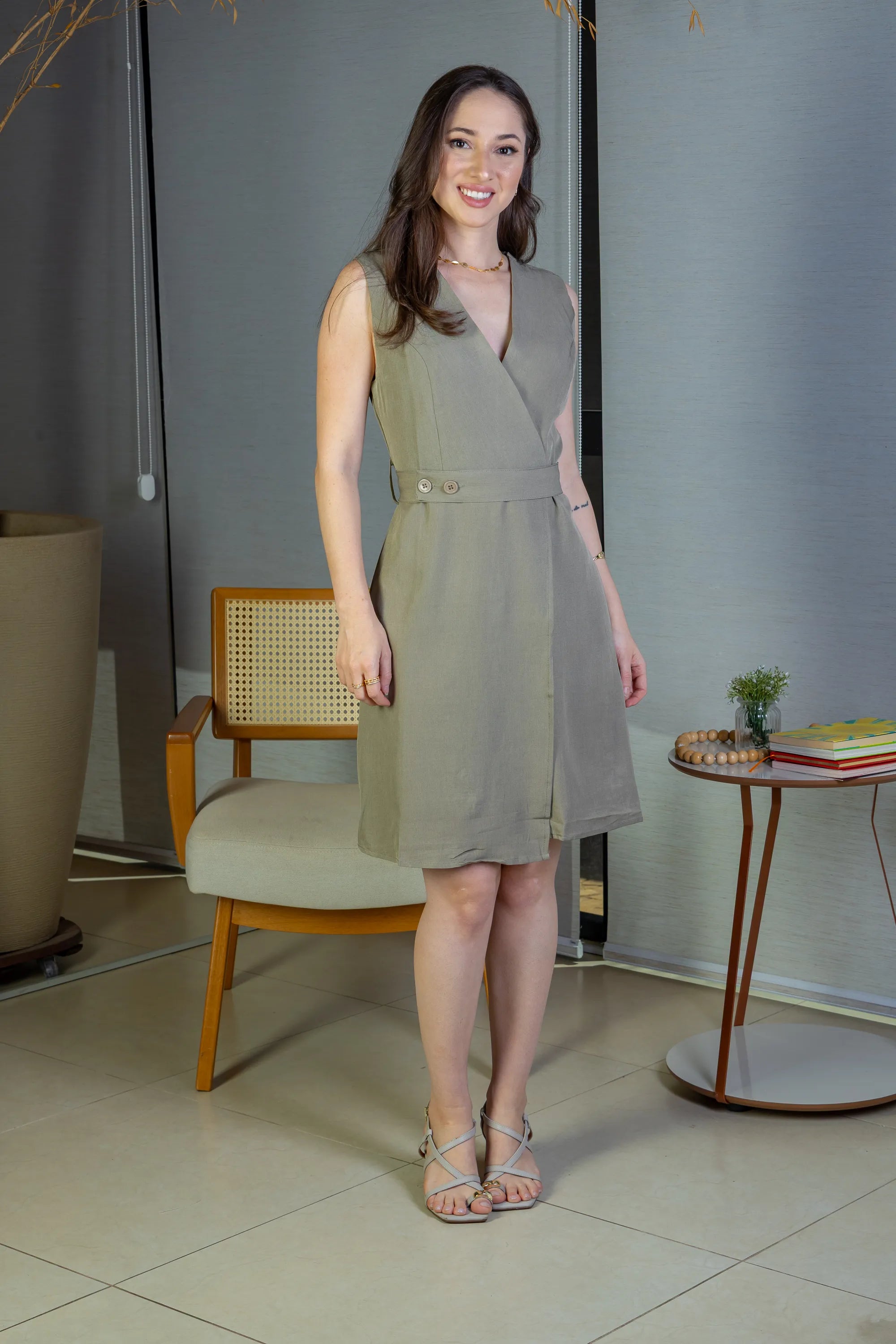Vestido Decote "V" Regata Detalhe Cinto Soft Elegance Malu Verde