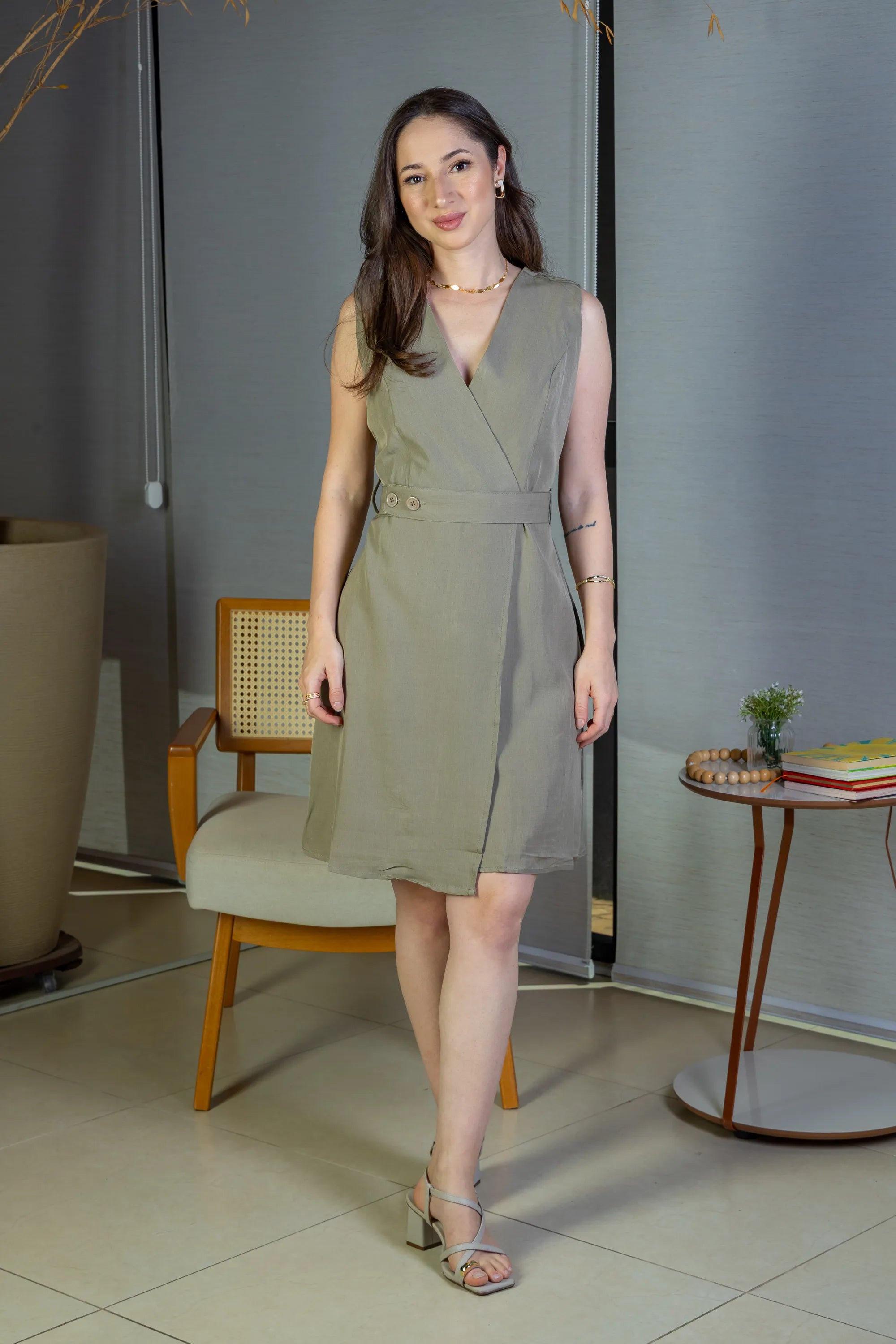 Vestido Decote "V" Regata Detalhe Cinto Soft Elegance Malu Verde