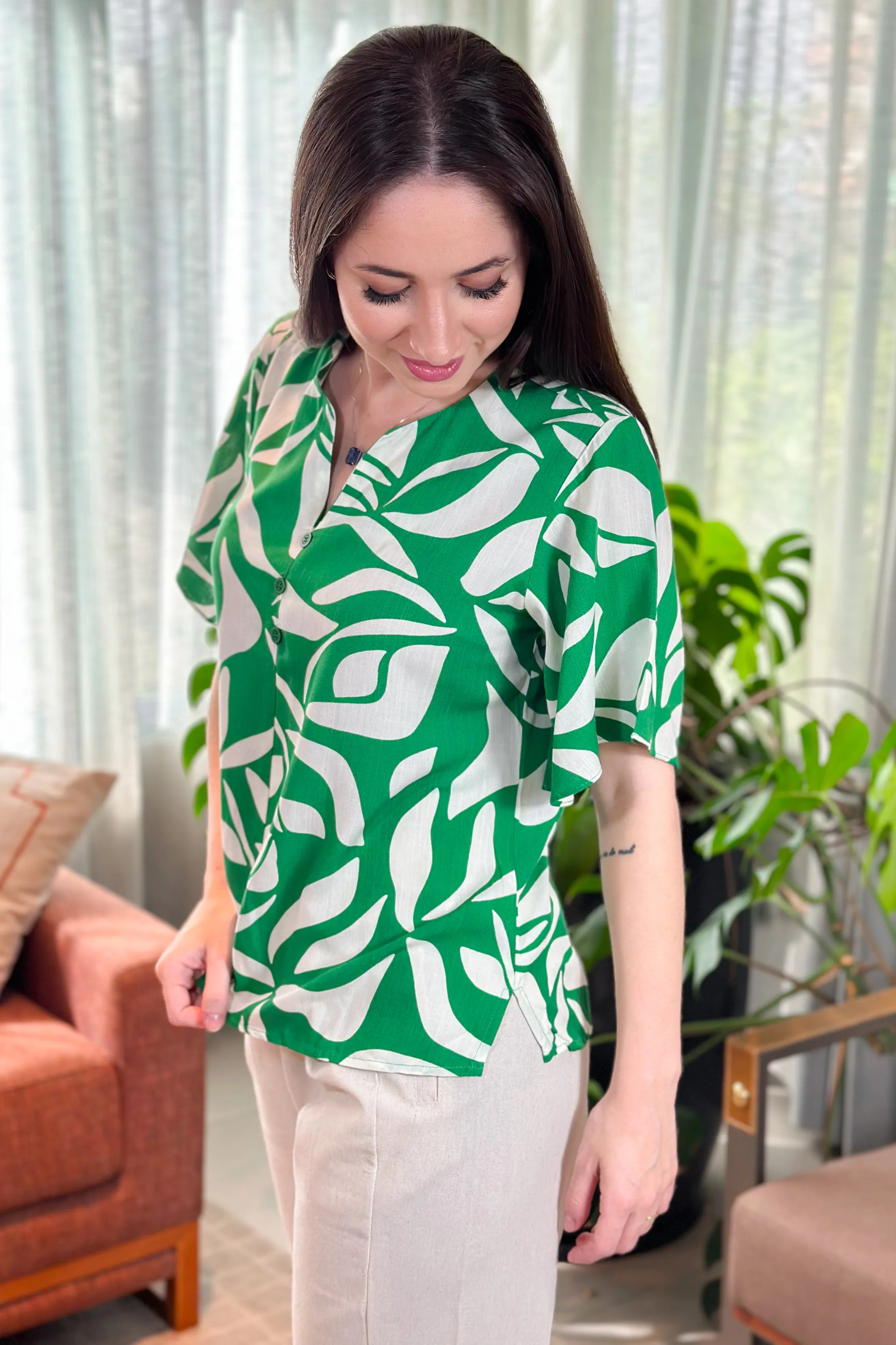 Blusa Em Visco Soft Recorte Frontal Detalhe Botões Josy Estampada Verde