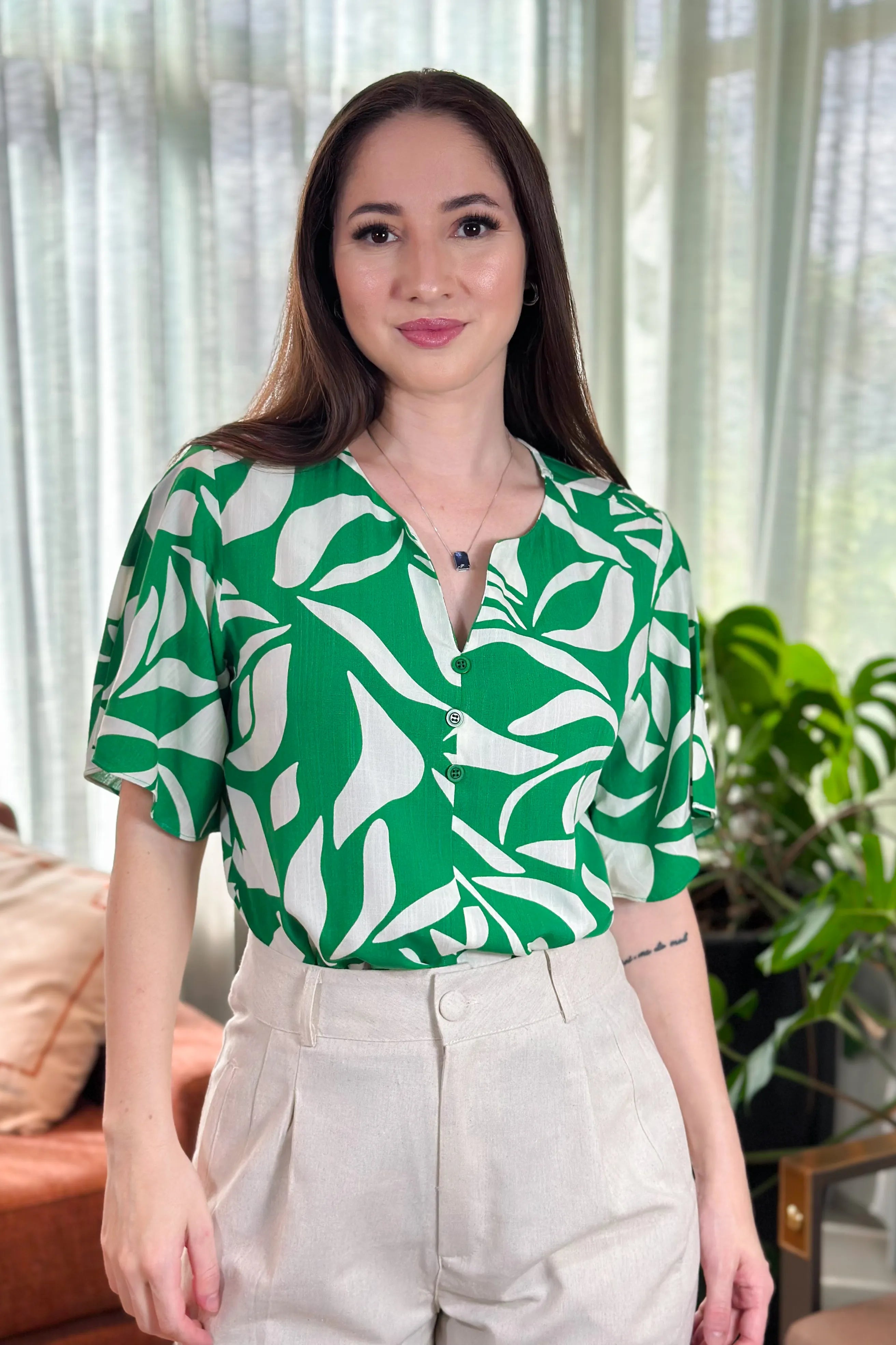 Blusa Em Visco Soft Recorte Frontal Detalhe Botões Josy Estampada Verde