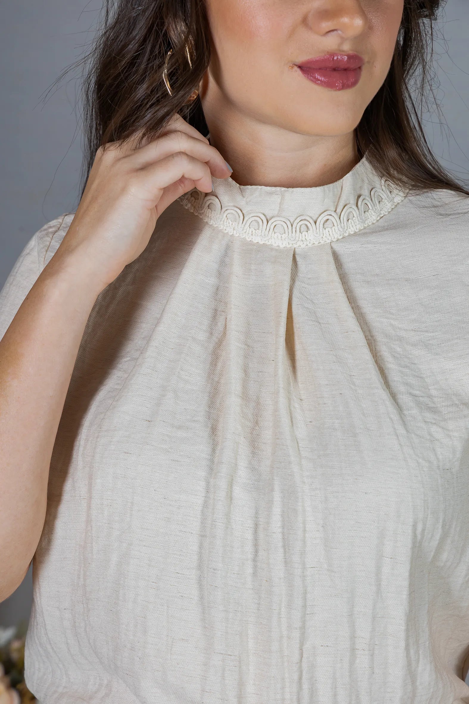 Blusa Manga Curta Visco Eco Blend com Gola Bordada Dandara Bege