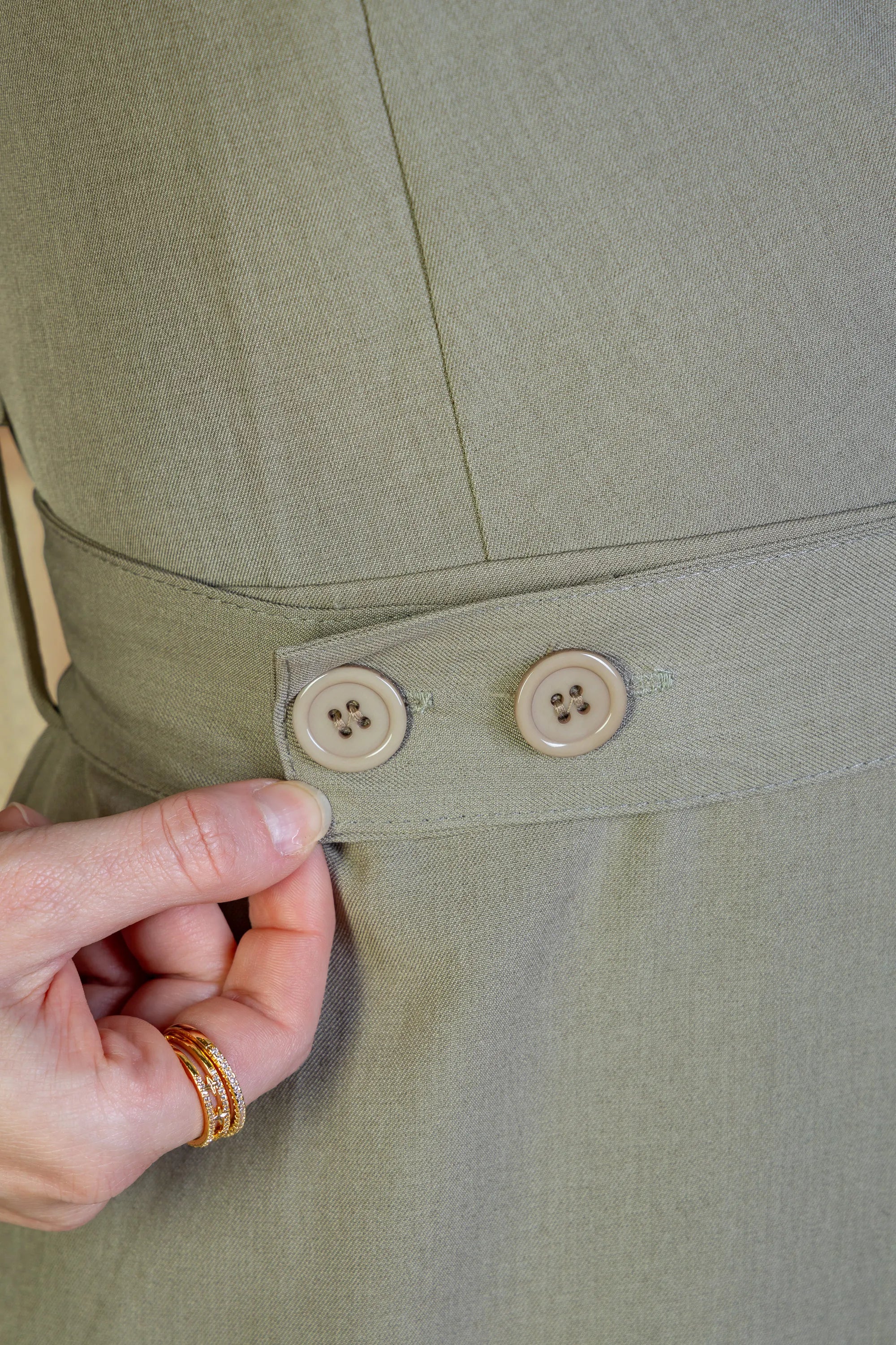 Vestido Decote "V" Regata Detalhe Cinto Soft Elegance Malu Verde