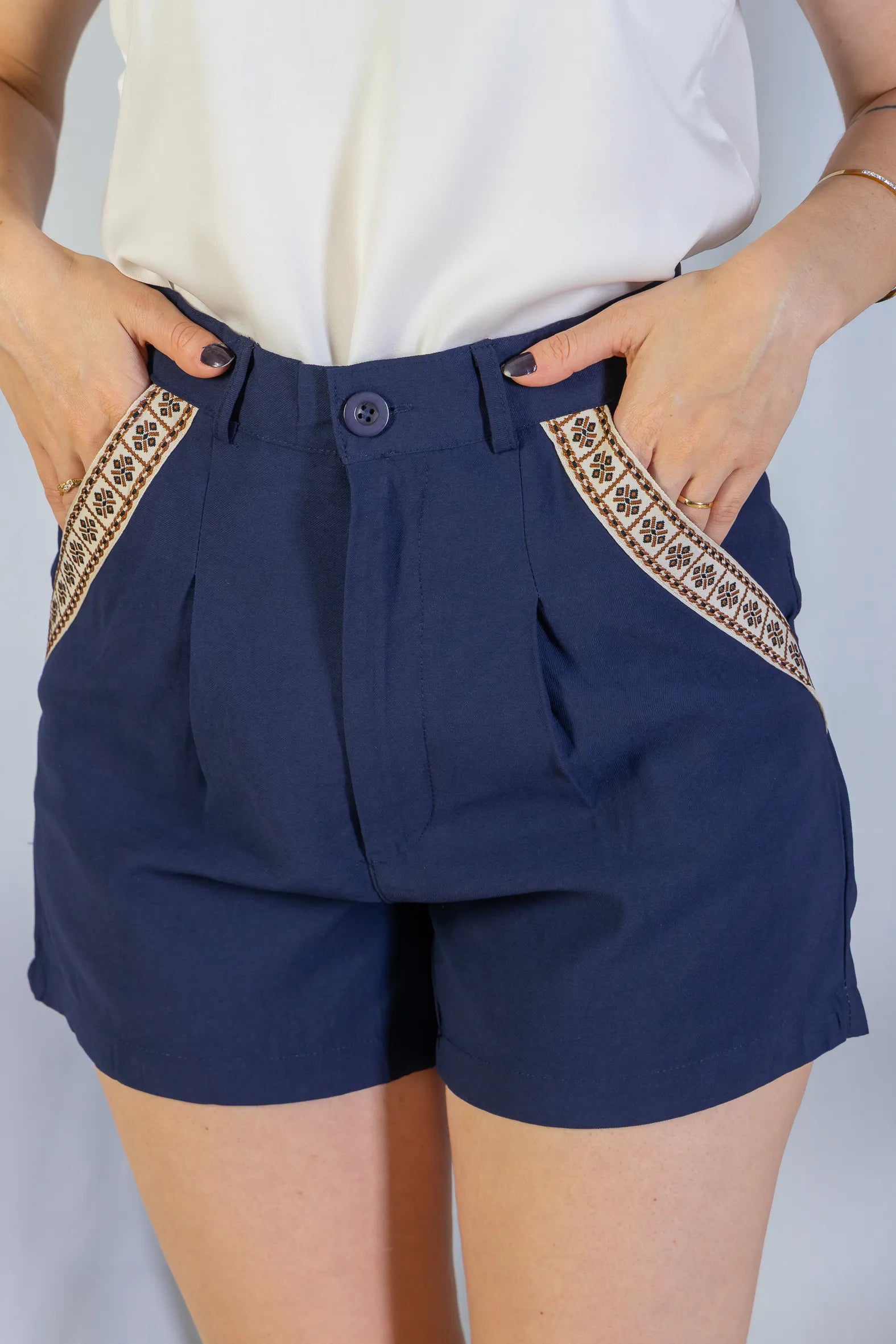 Shorts Detalhe Bolsos Cotton Maju Coutinho Azul Marinho