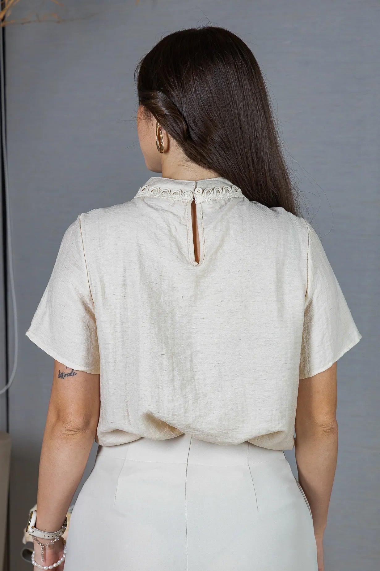 Blusa Manga Curta Visco Eco Blend com Gola Bordada Dandara Bege