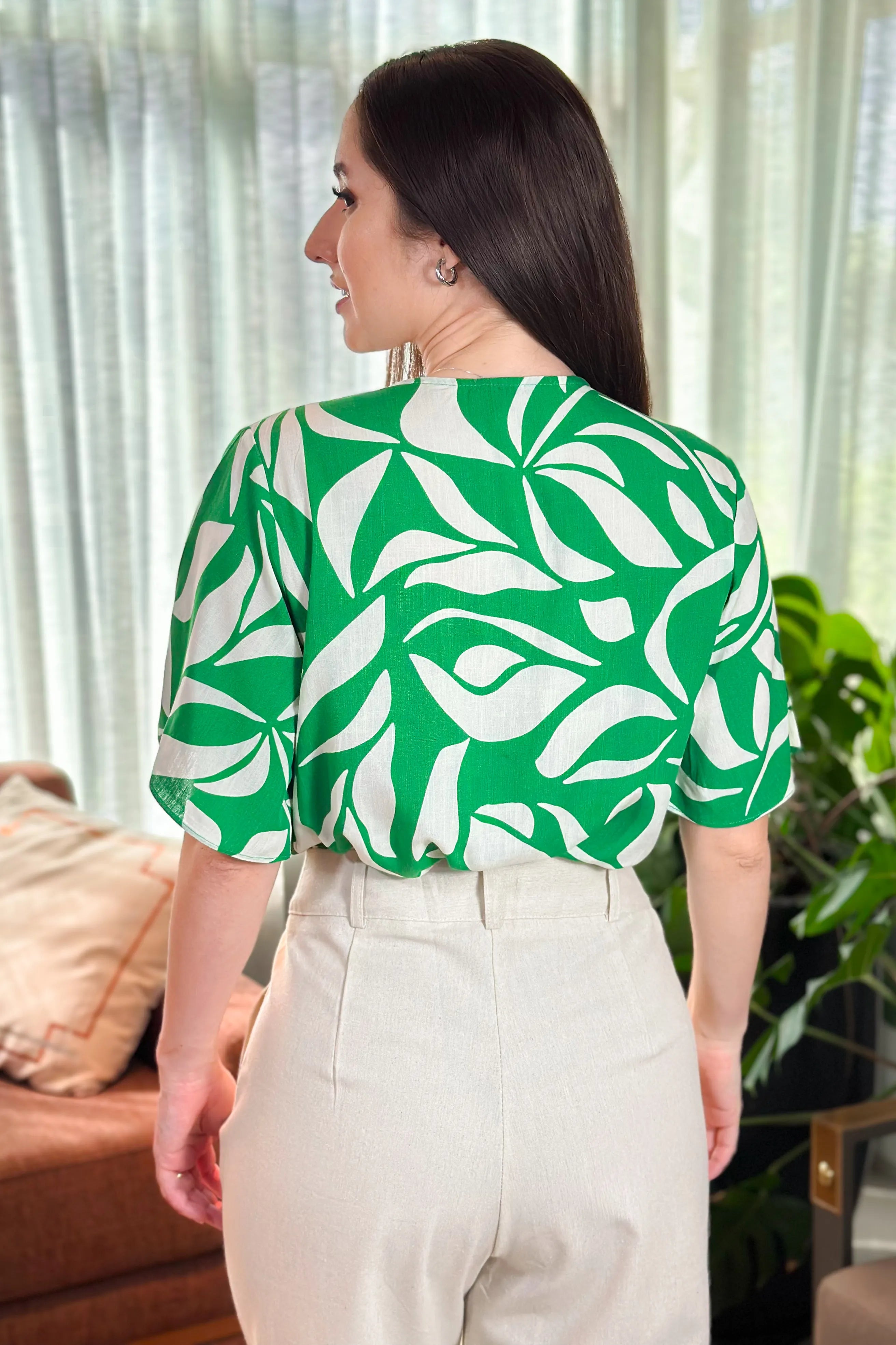 Blusa Em Visco Soft Recorte Frontal Detalhe Botões Josy Estampada Verde