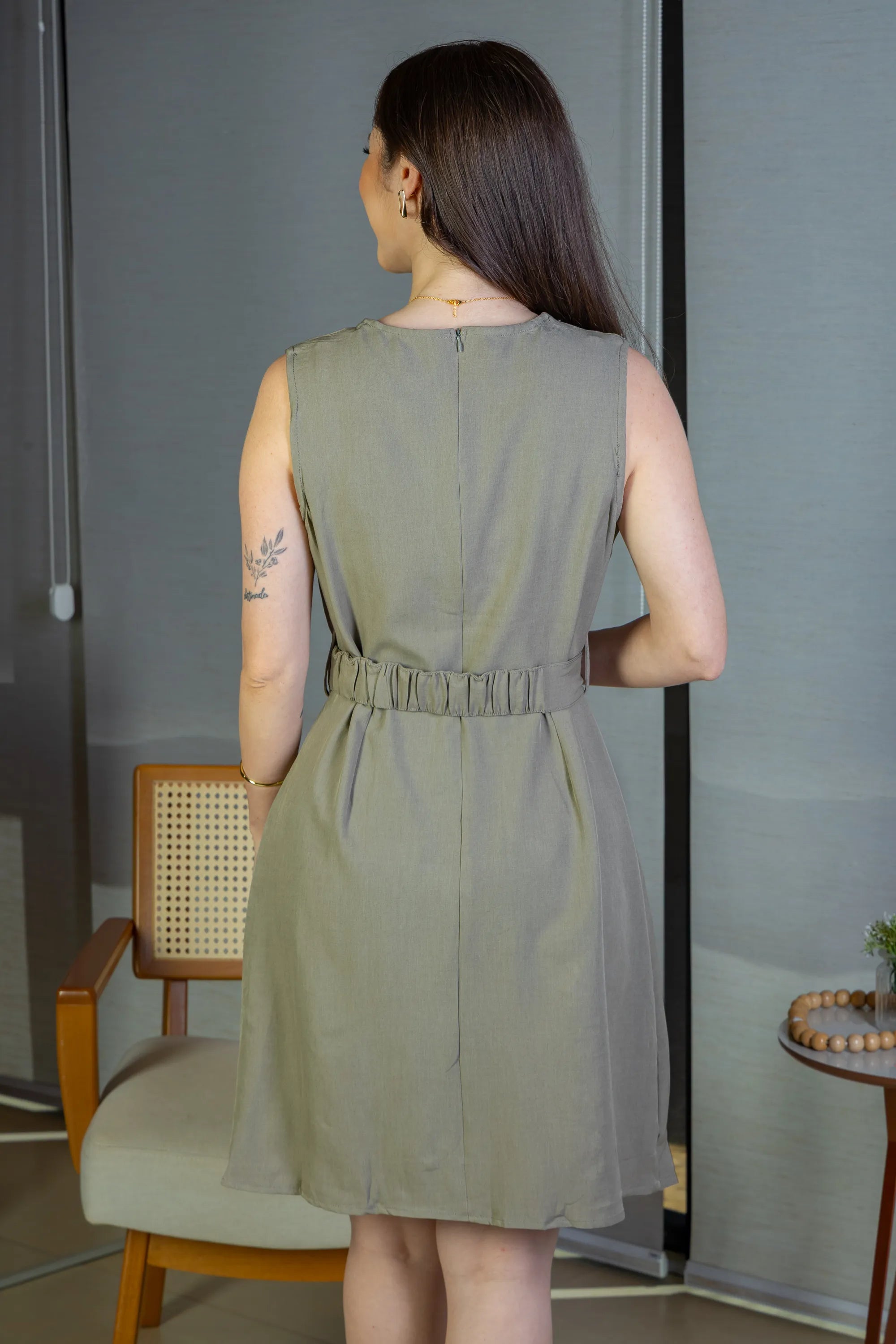 Vestido Decote "V" Regata Detalhe Cinto Soft Elegance Malu Verde