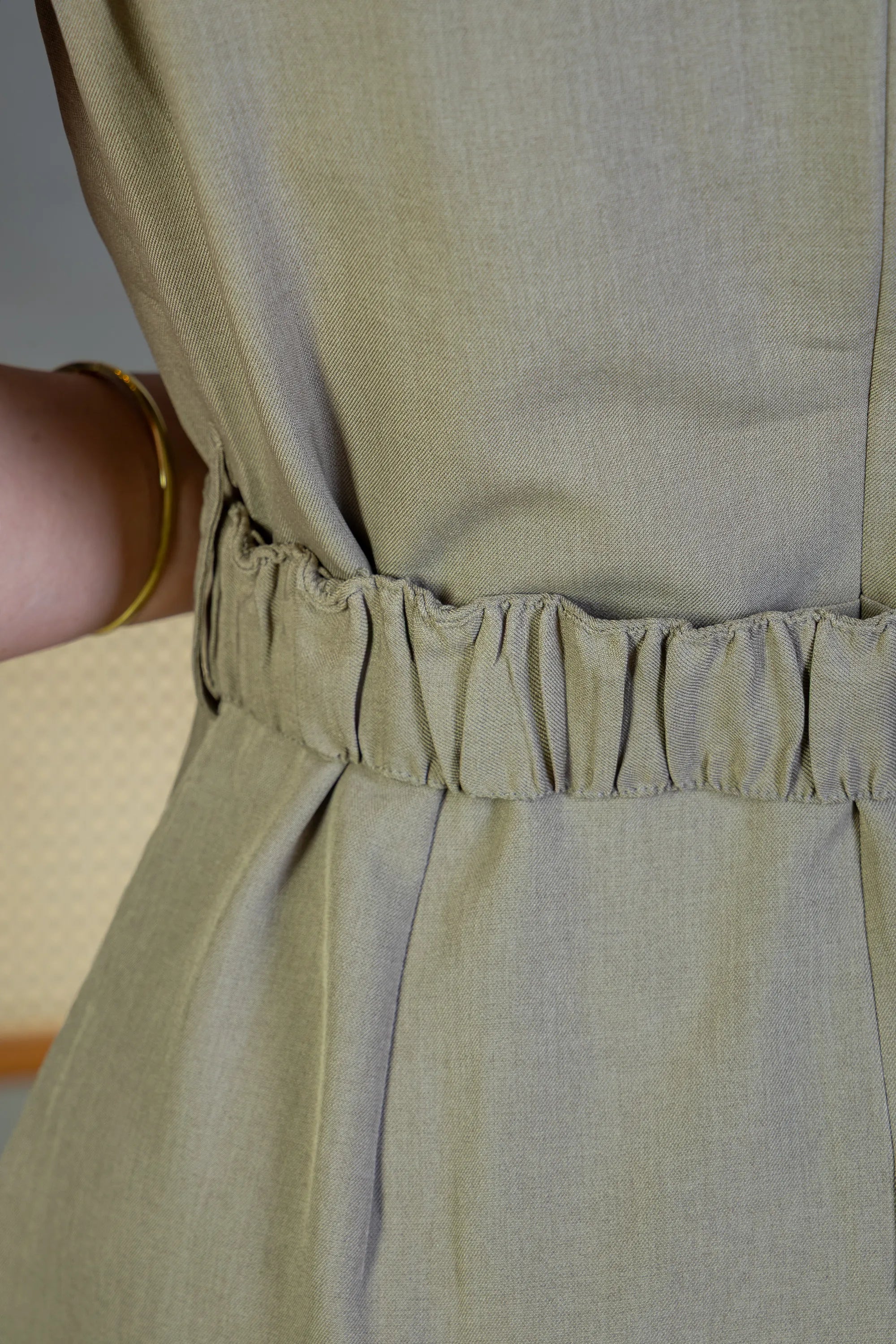 Vestido Decote "V" Regata Detalhe Cinto Soft Elegance Malu Verde