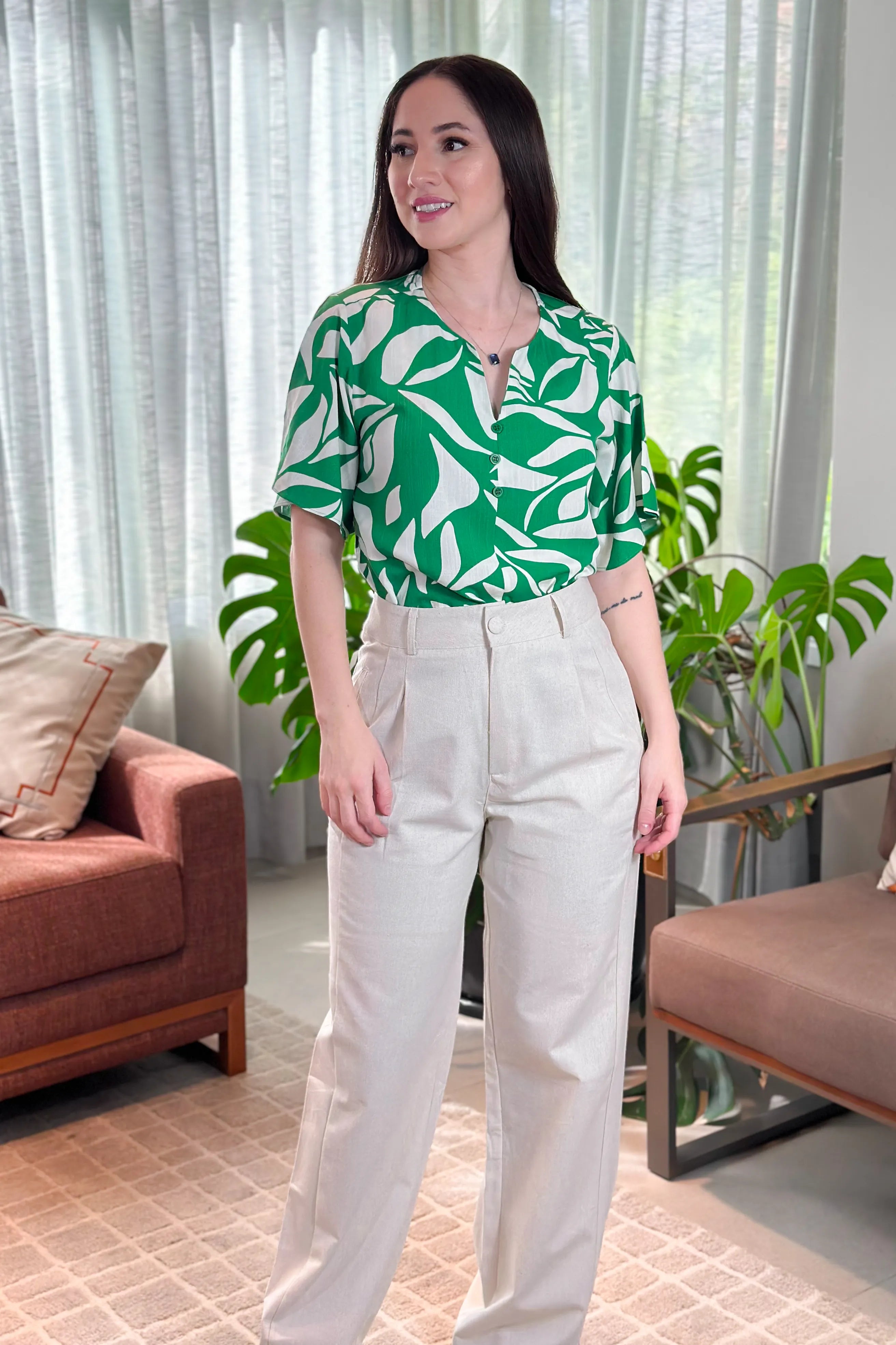 Blusa Em Visco Soft Recorte Frontal Detalhe Botões Josy Estampada Verde