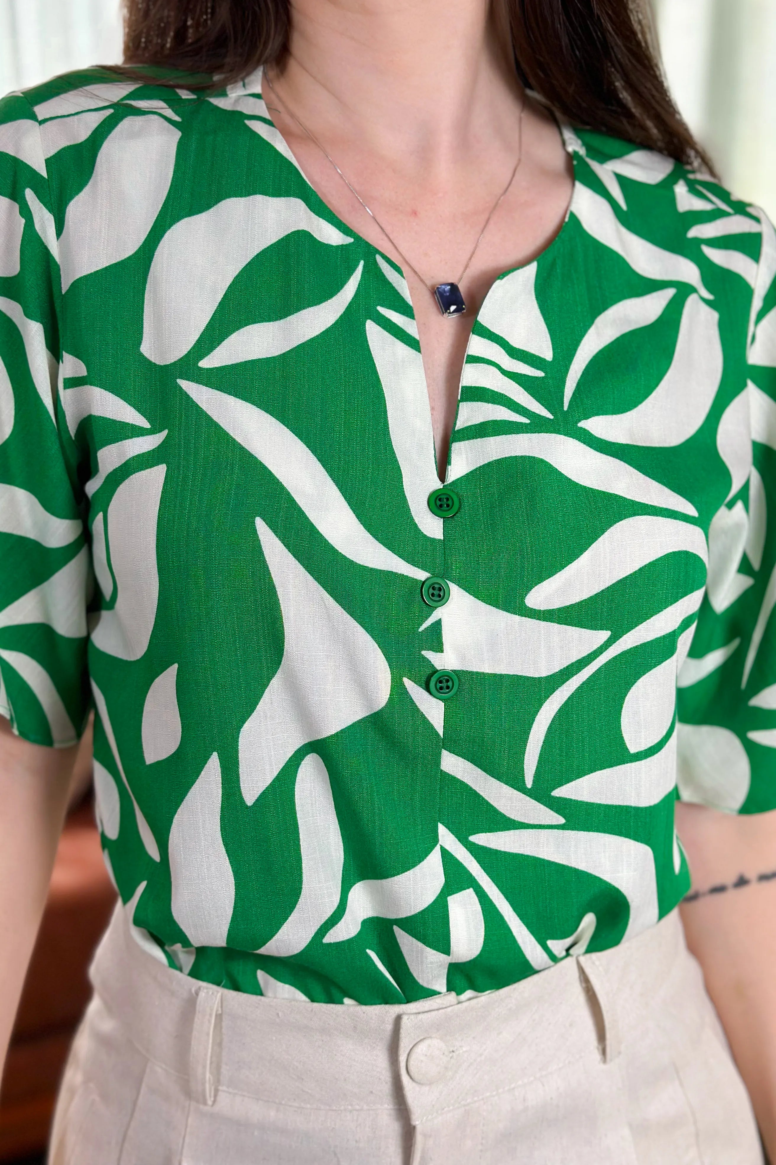 Blusa Em Visco Soft Recorte Frontal Detalhe Botões Josy Estampada Verde