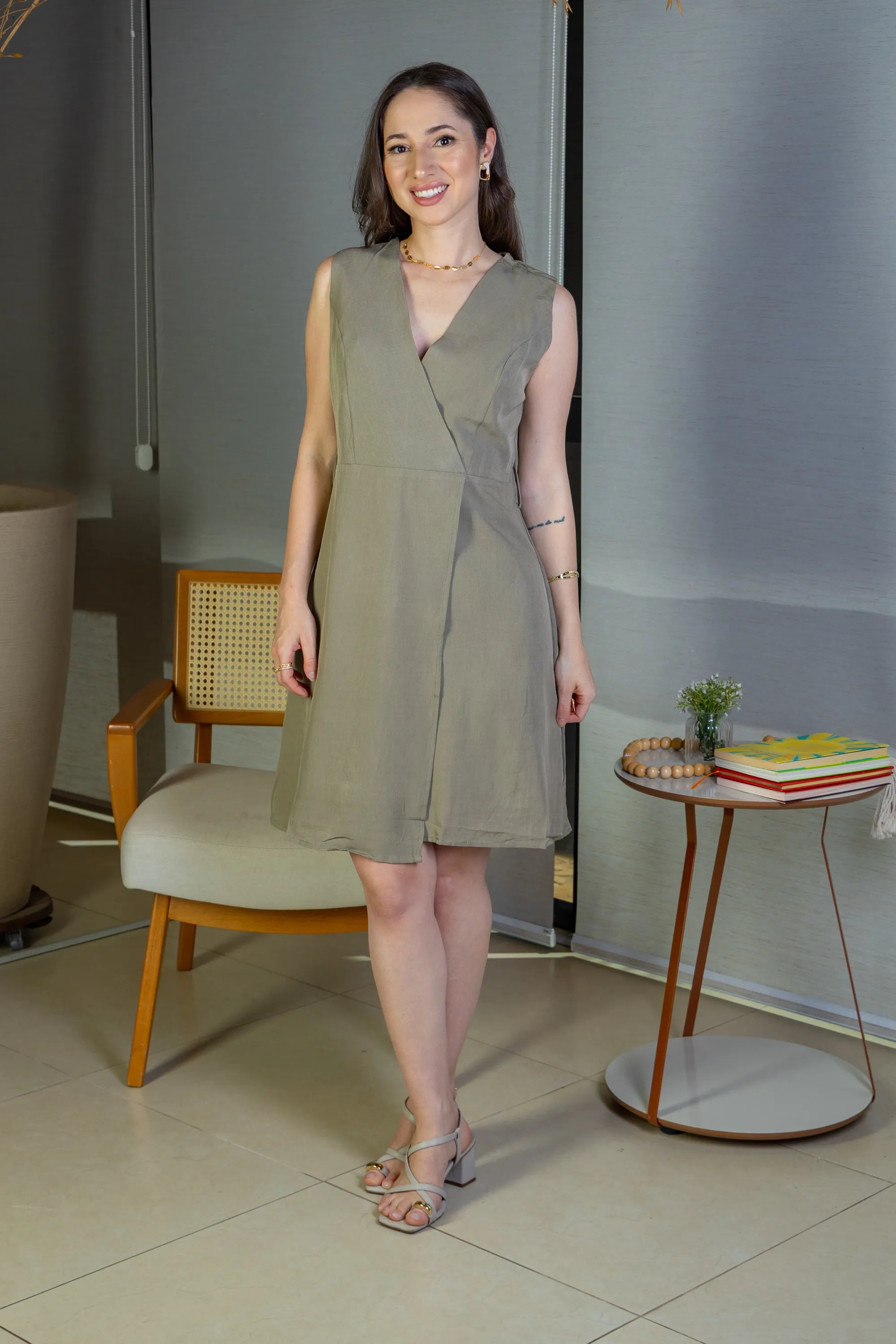 Vestido Decote "V" Regata Detalhe Cinto Soft Elegance Malu Verde