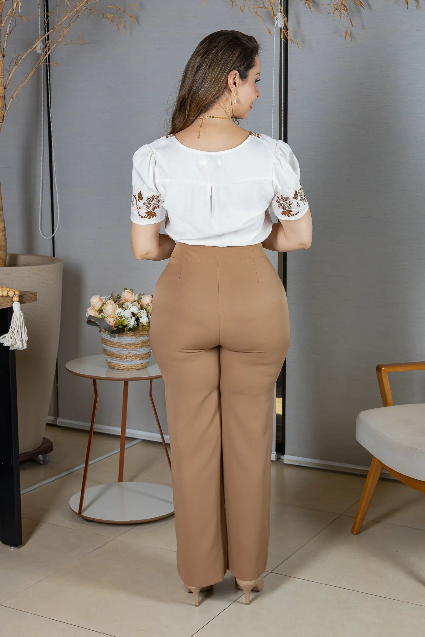Blusa Manga Curta em Visco Brise Decote em "V" com Bordados Florais Deise Off White