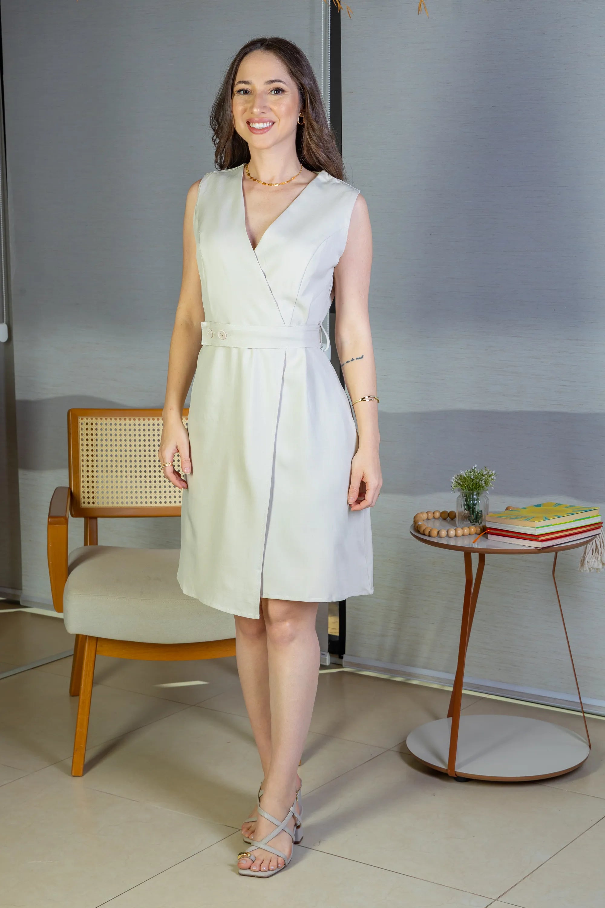Vestido Decote "V" Regata Detalhe Cinto Soft Elegance Malu Creme