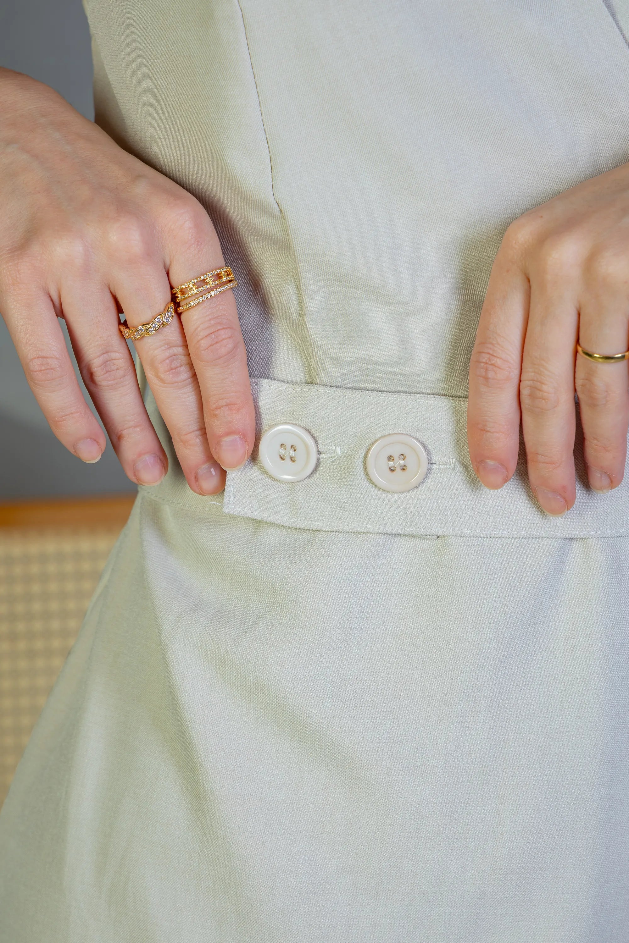 Vestido Decote "V" Regata Detalhe Cinto Soft Elegance Malu Creme