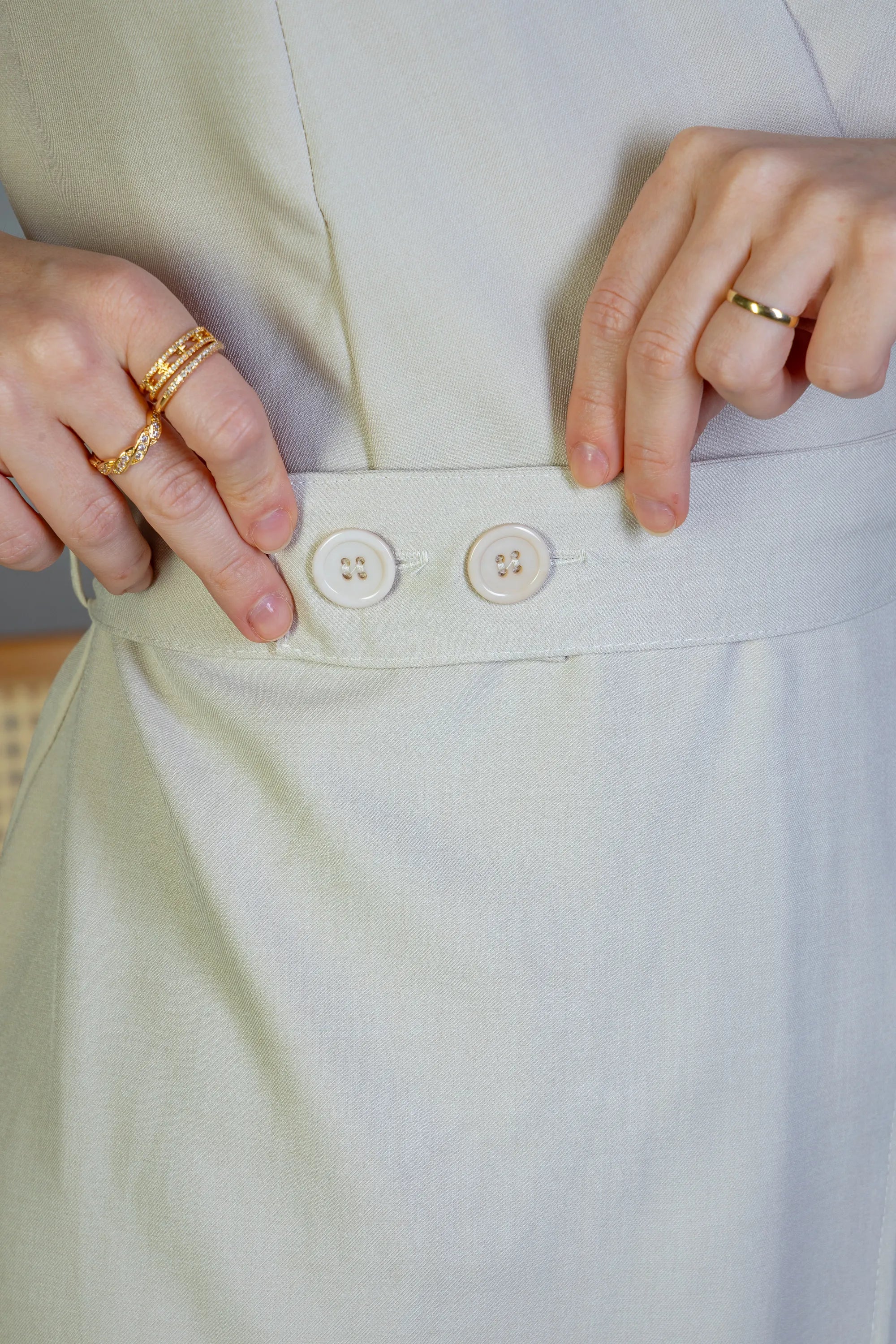 Vestido Decote "V" Regata Detalhe Cinto Soft Elegance Malu Creme