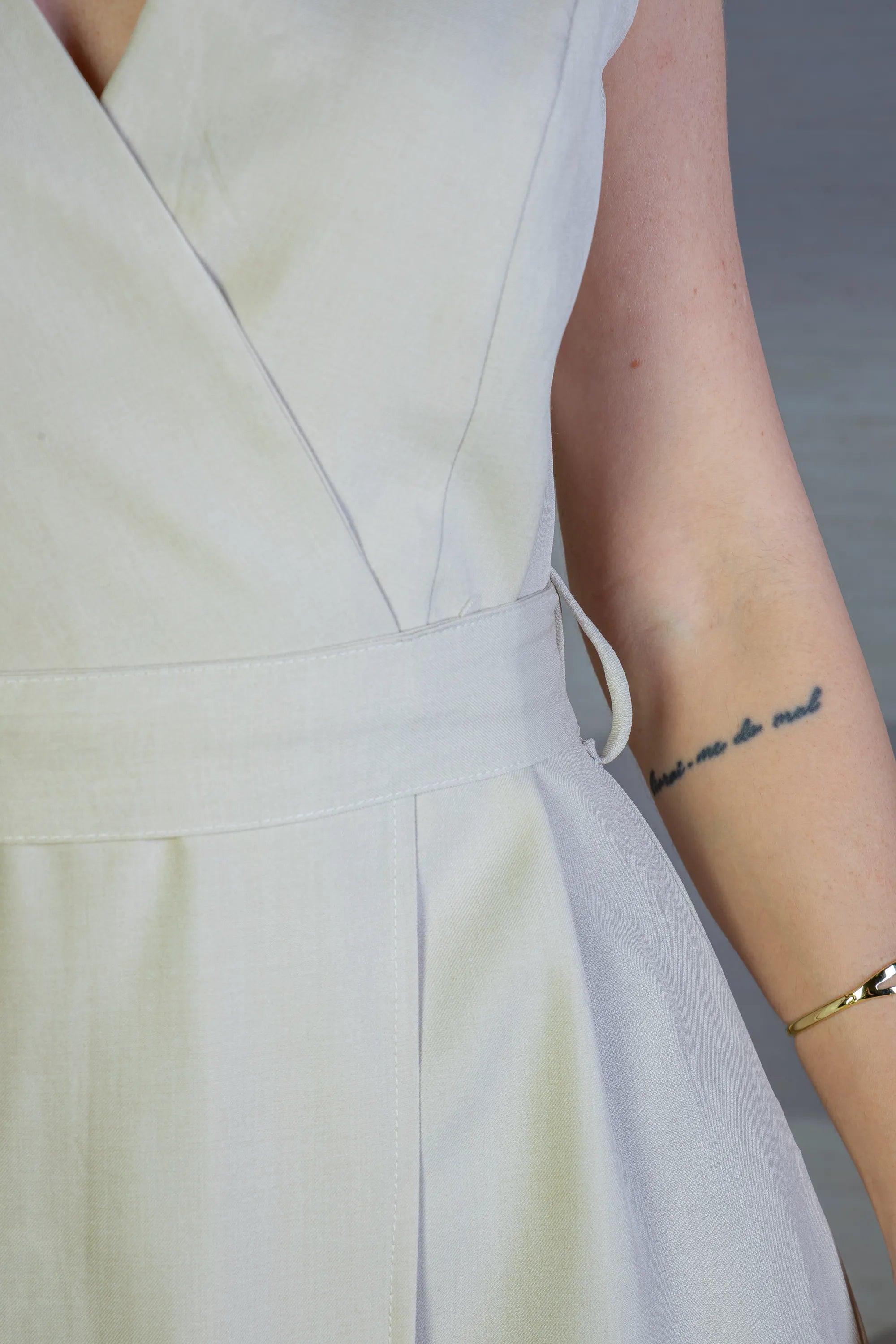 Vestido Decote "V" Regata Detalhe Cinto Soft Elegance Malu Creme